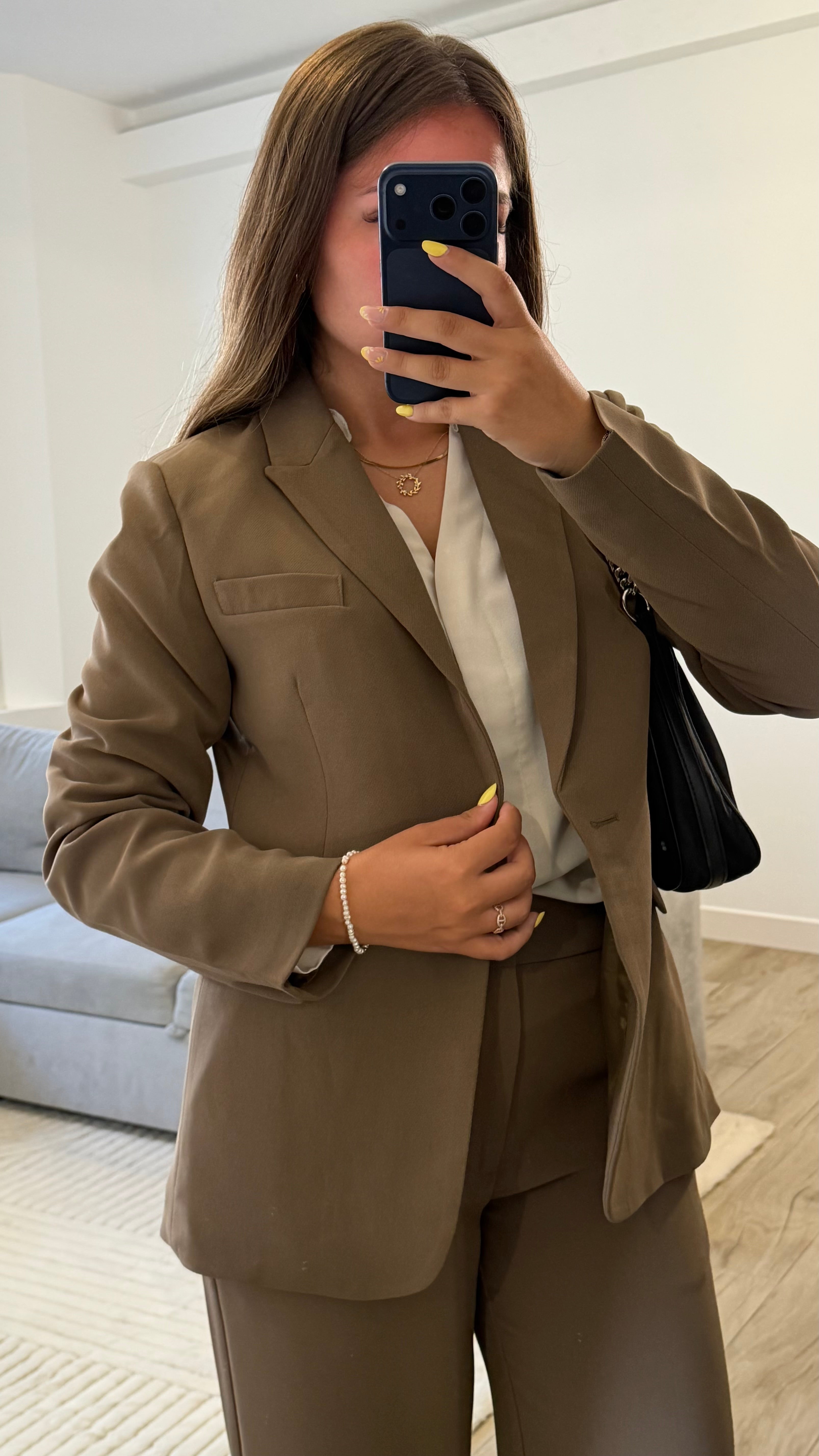 Détail du blazer Juliette femme coloris café avec fermeture à un bouton et col tailleur.