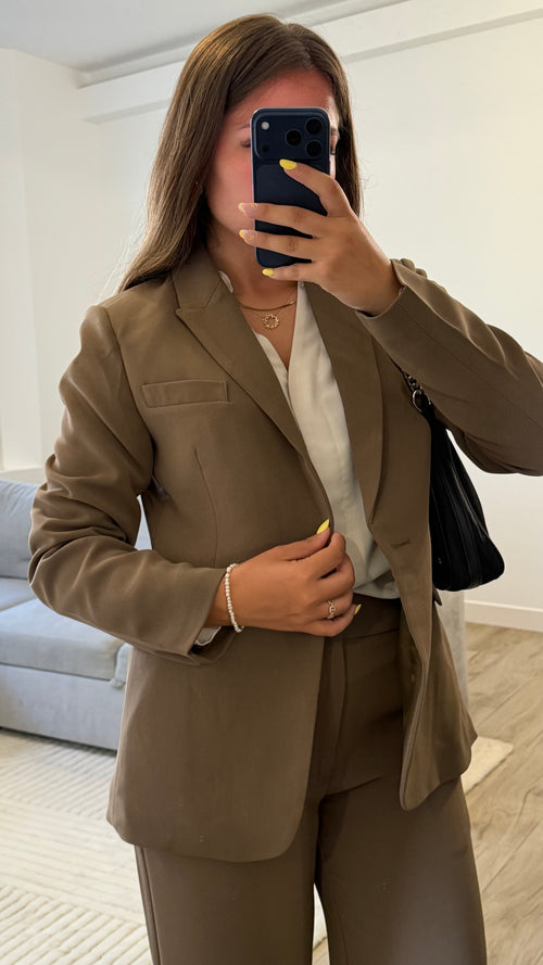 Détail du blazer Juliette femme coloris café avec fermeture à un bouton et col tailleur.