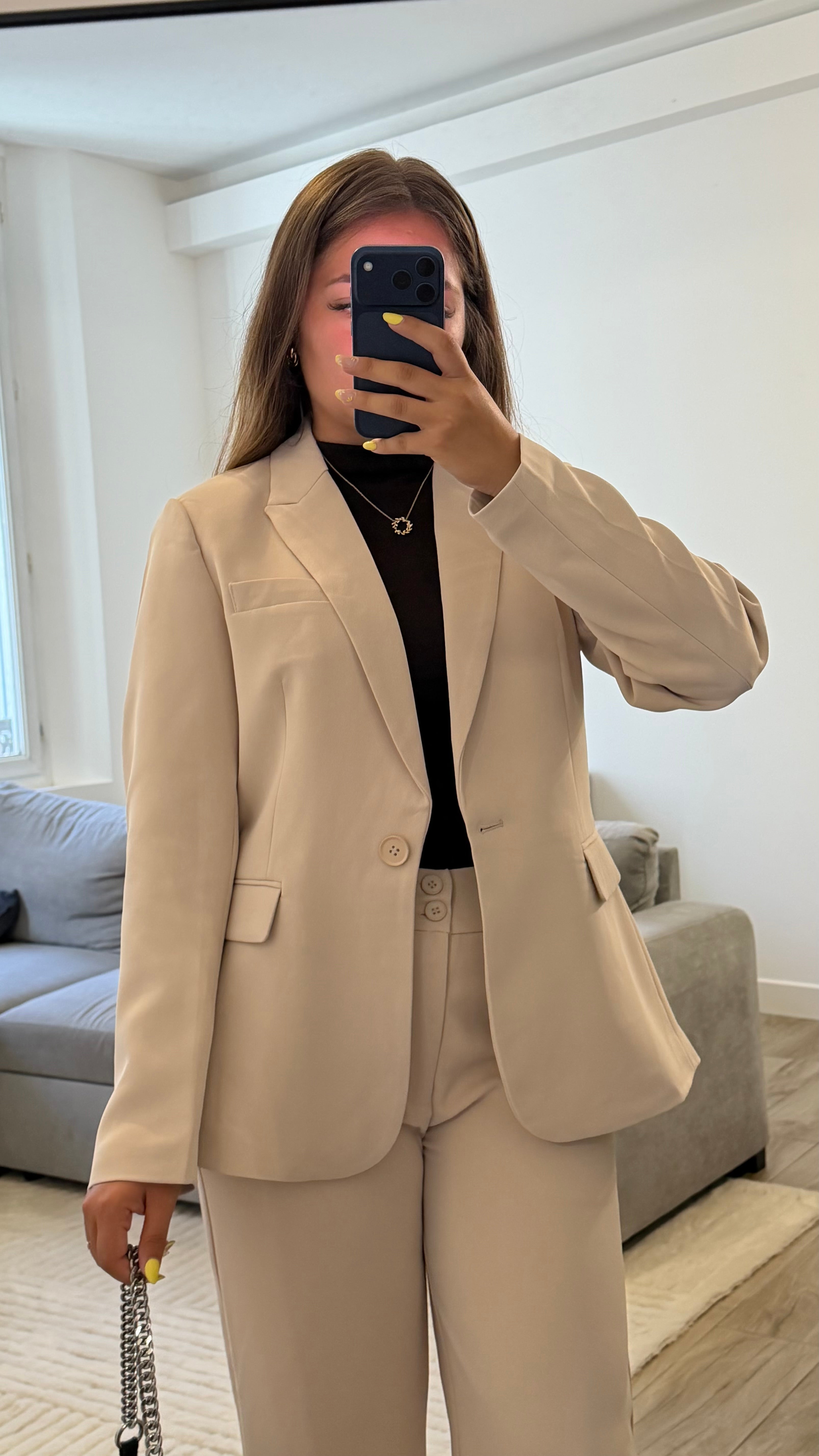 Détail du blazer Juliette femme coloris ecru avec fermeture à un bouton et col tailleur.