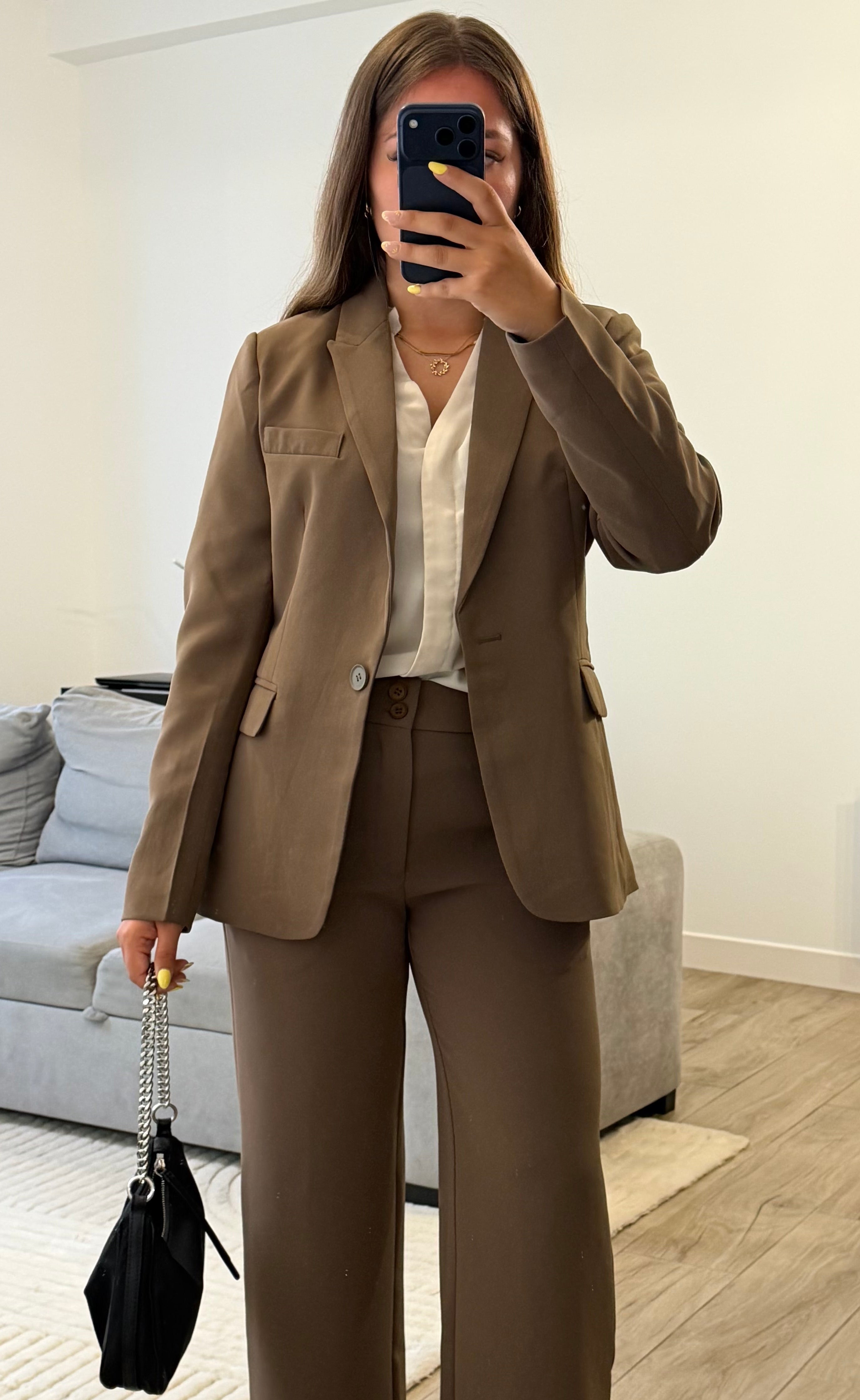 Blazer Juliette femme coloris café porté avec le pantalon assorti, coupe légèrement oversize et élégante.