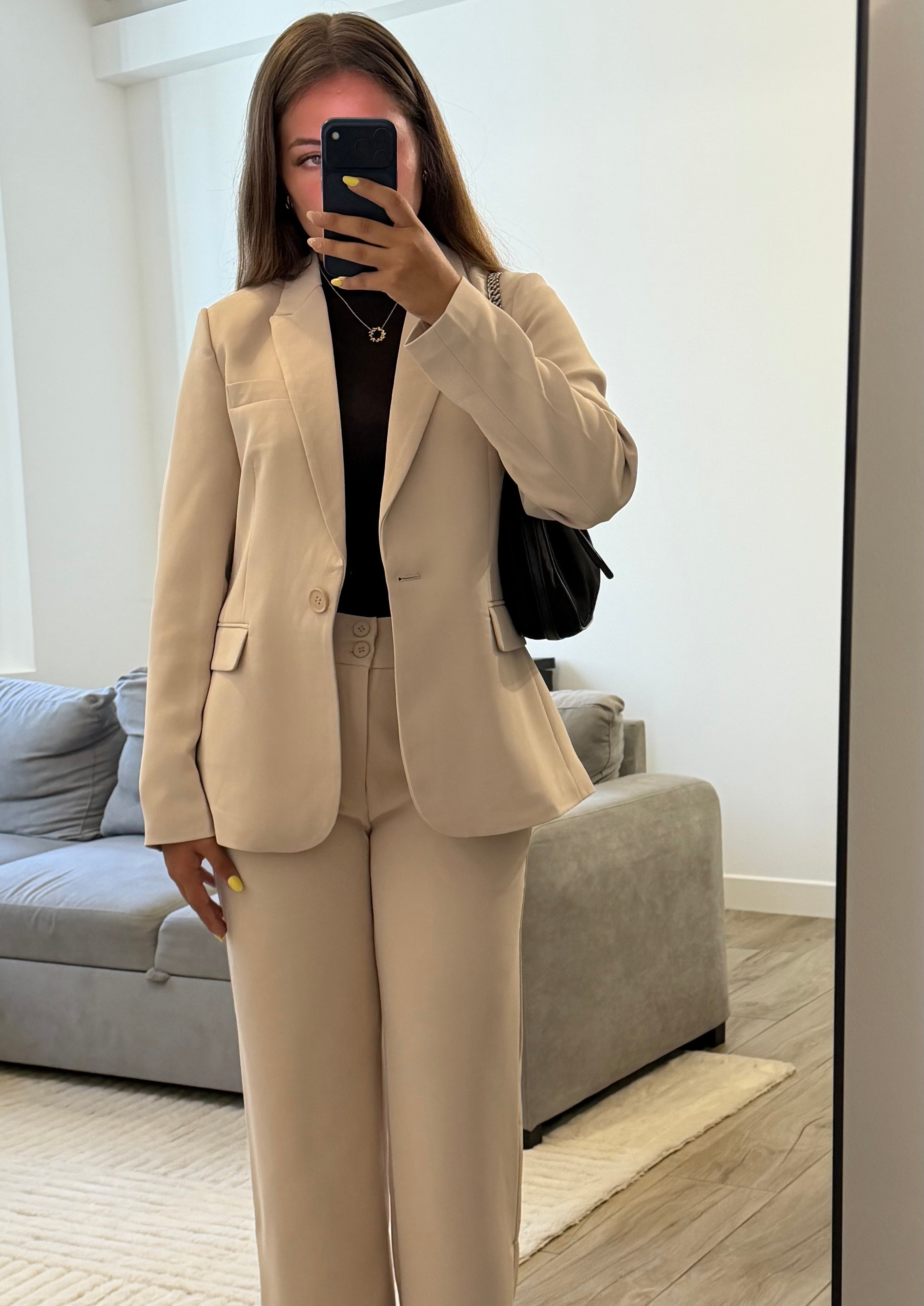 Blazer Juliette femme coloris ecru porté avec le pantalon assorti, coupe légèrement oversize et élégante.
