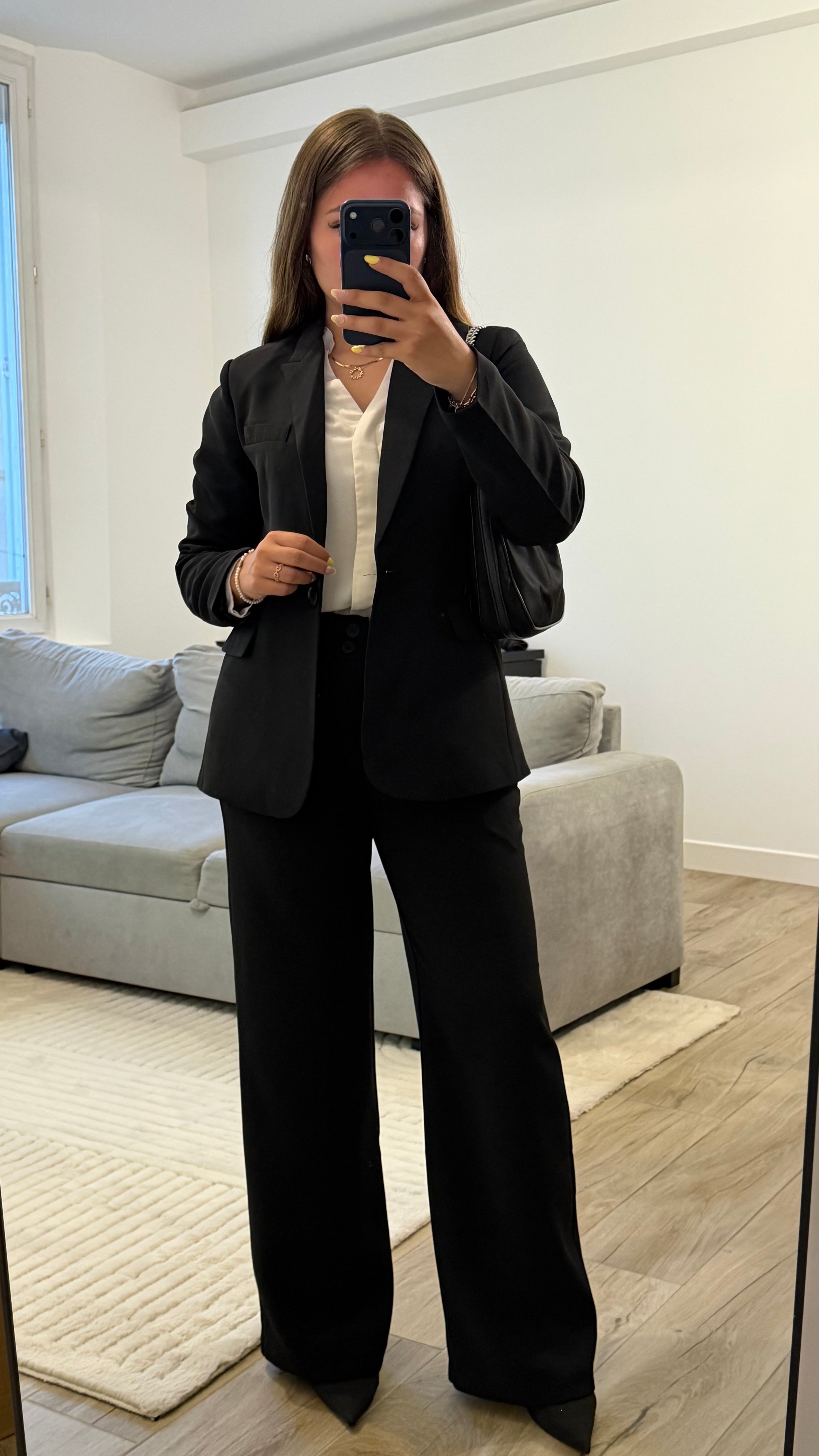 Blazer Juliette femme coloris noir porté avec le pantalon assorti, coupe légèrement oversize et élégante.