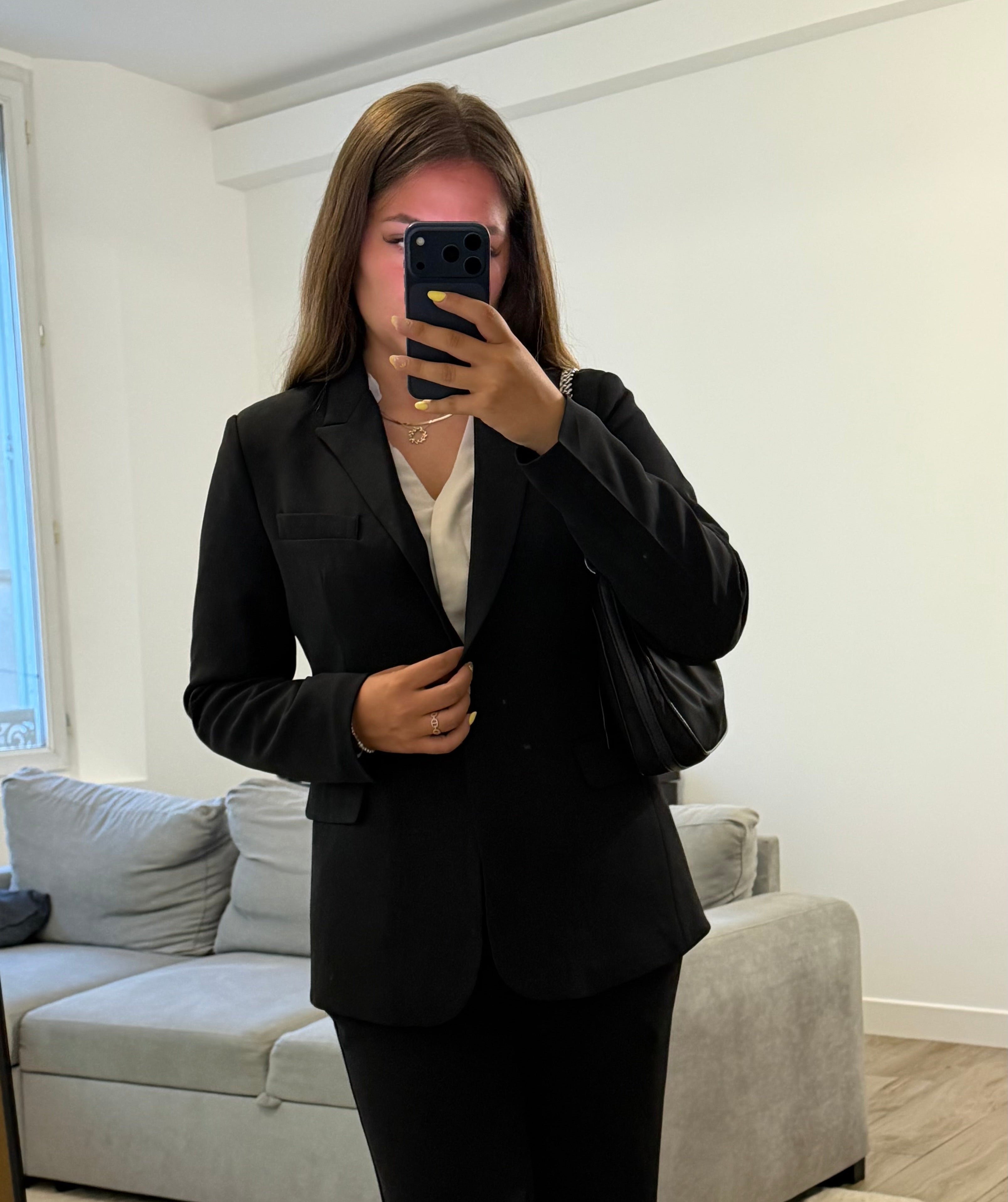 Détail du blazer Juliette femme coloris noir avec fermeture à un bouton et col tailleur.