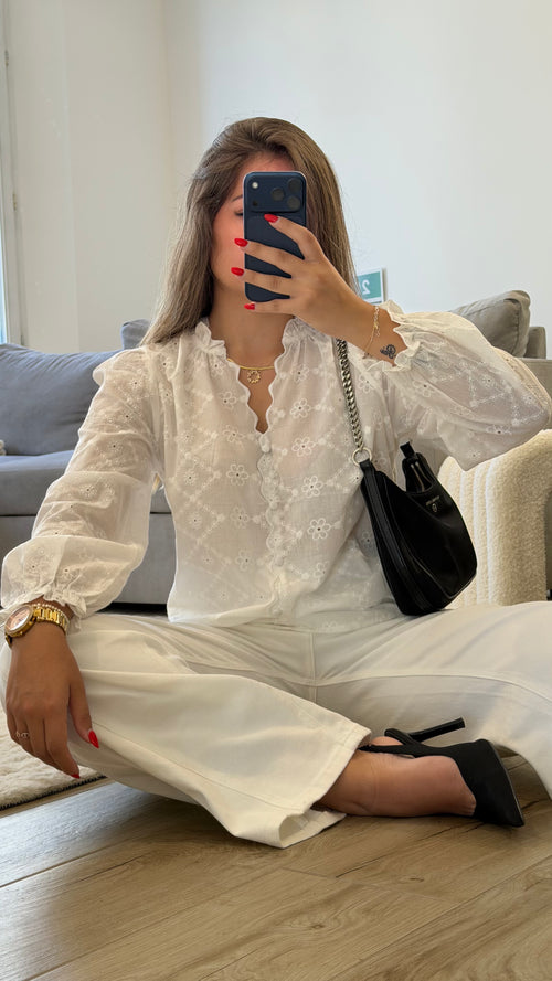 Blouse Camélia blanche en coton avec broderies florales pour femme.