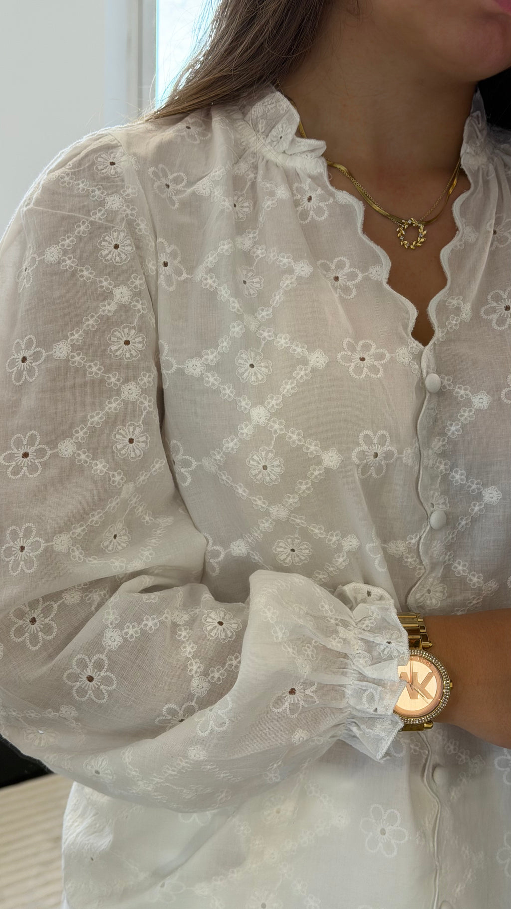 Détail des broderies florales de la Blouse Camélia en coton.