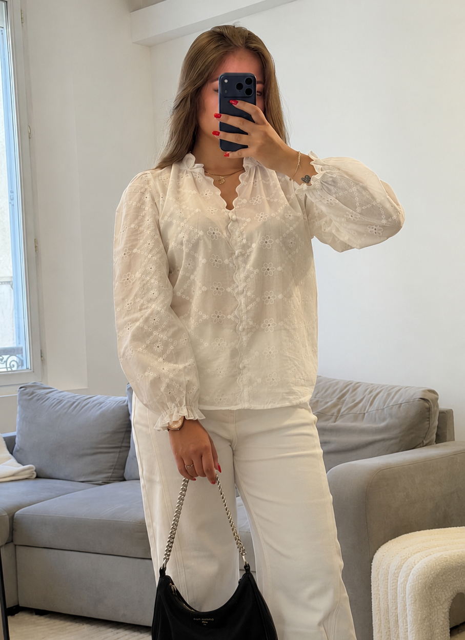 Blouse Camélia blanche en coton avec broderies florales pour femme.