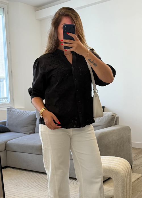 Blouse Camille noire en coton avec broderies florales pour femme.
