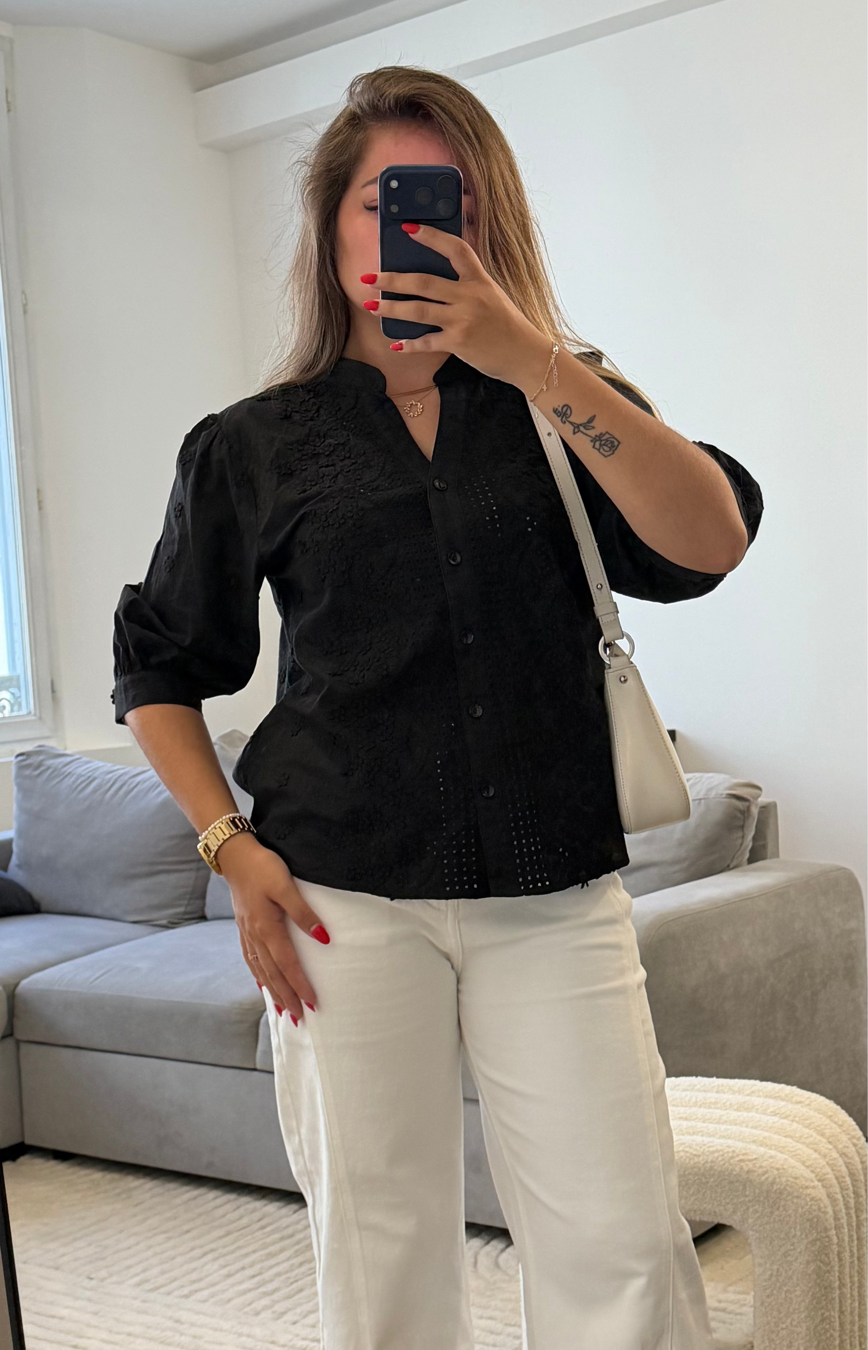 Blouse Camille noire en coton avec broderies florales pour femme.