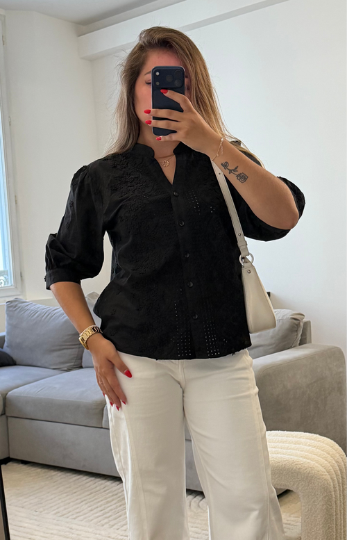 Blouse Camille noire en coton avec broderies florales pour femme.