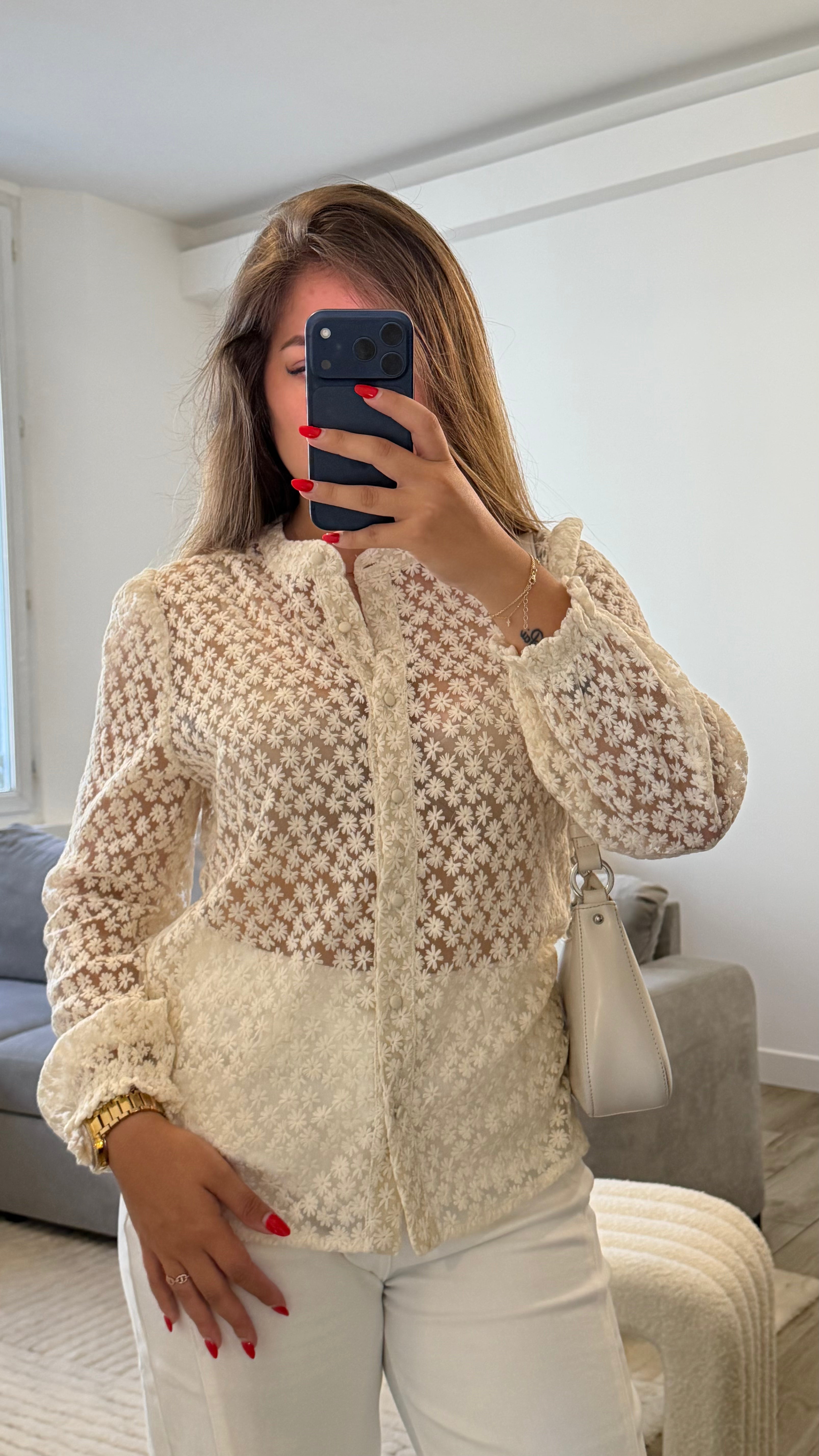 Blouse Flora blanche en coton et polyester avec dentelle fleurie pour femme.