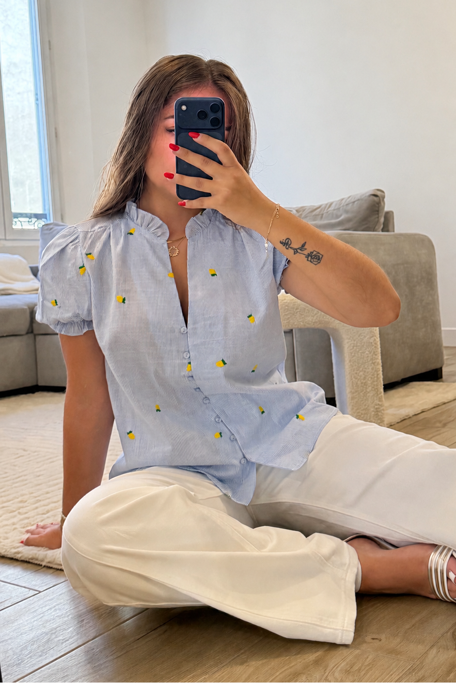 Blouse Leemon rayée bleu ciel avec citrons brodés pour femme.