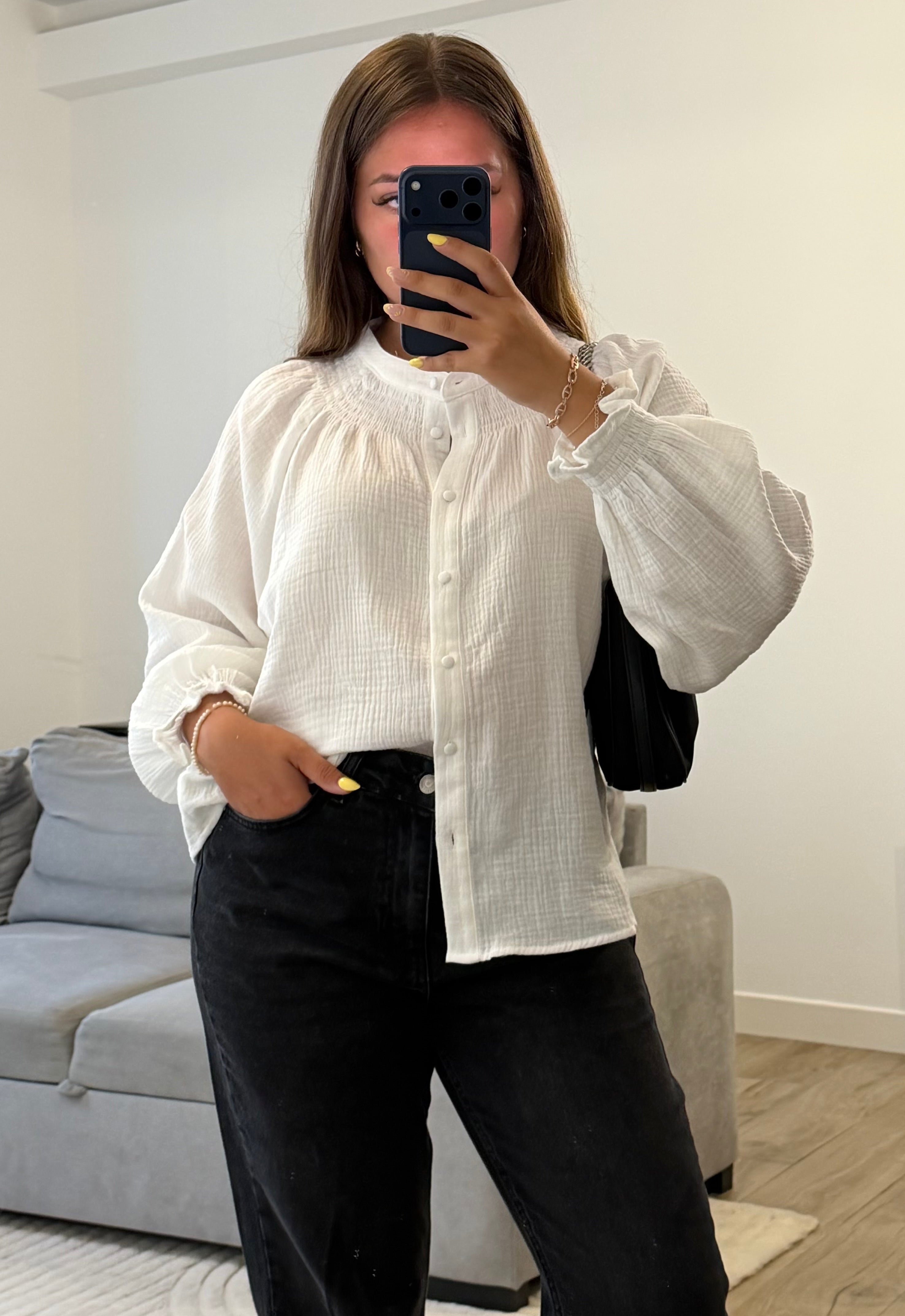 Blouse Melo femme blanche à manches bouffantes et coupe fluide.