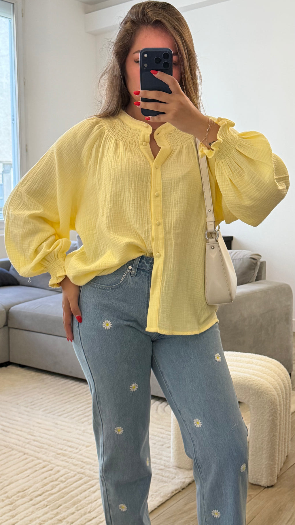 Blouse jaune en gaze de coton avec manches longues et coupe fluide.