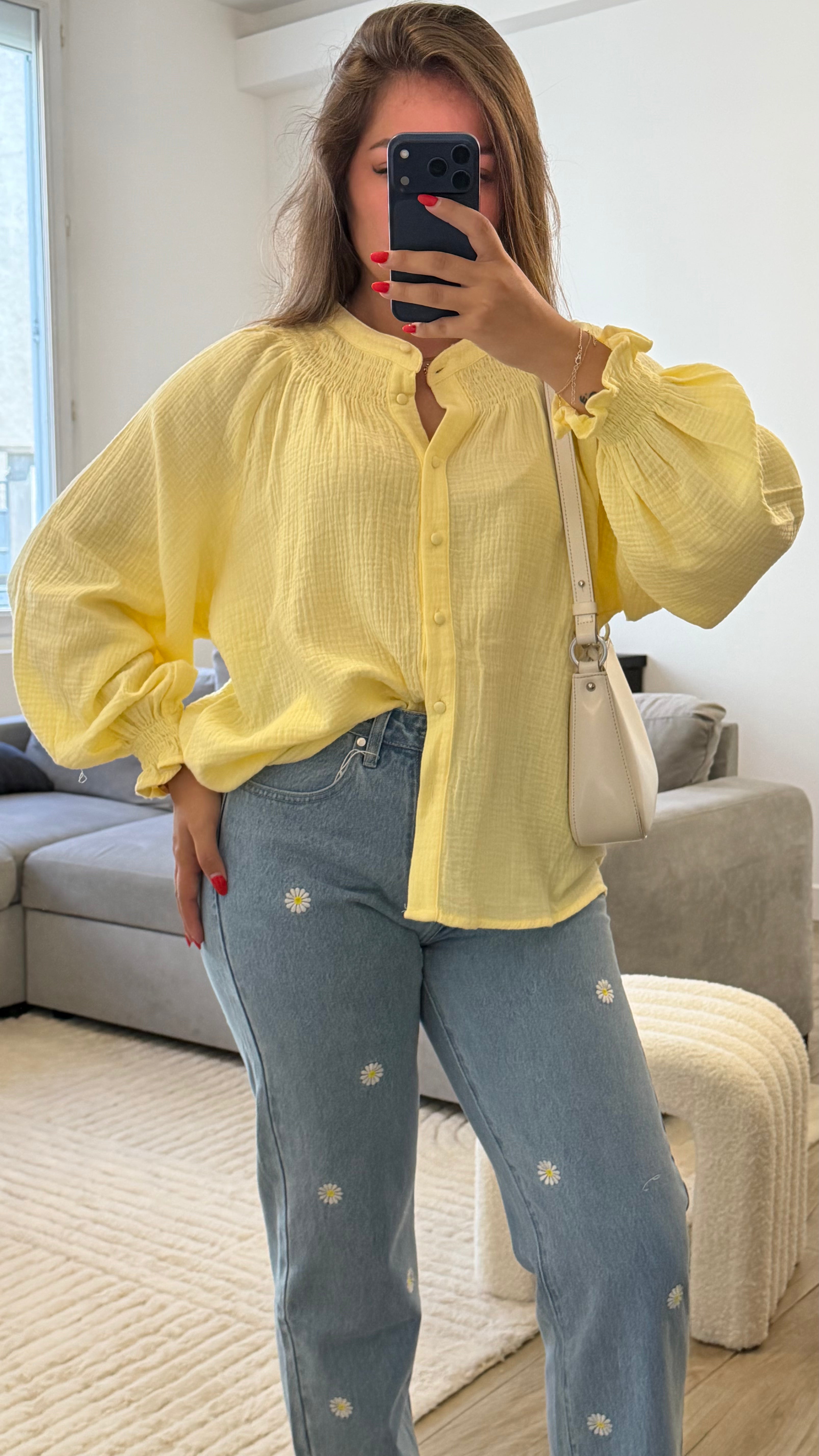 Blouse jaune en gaze de coton avec manches longues et coupe fluide.