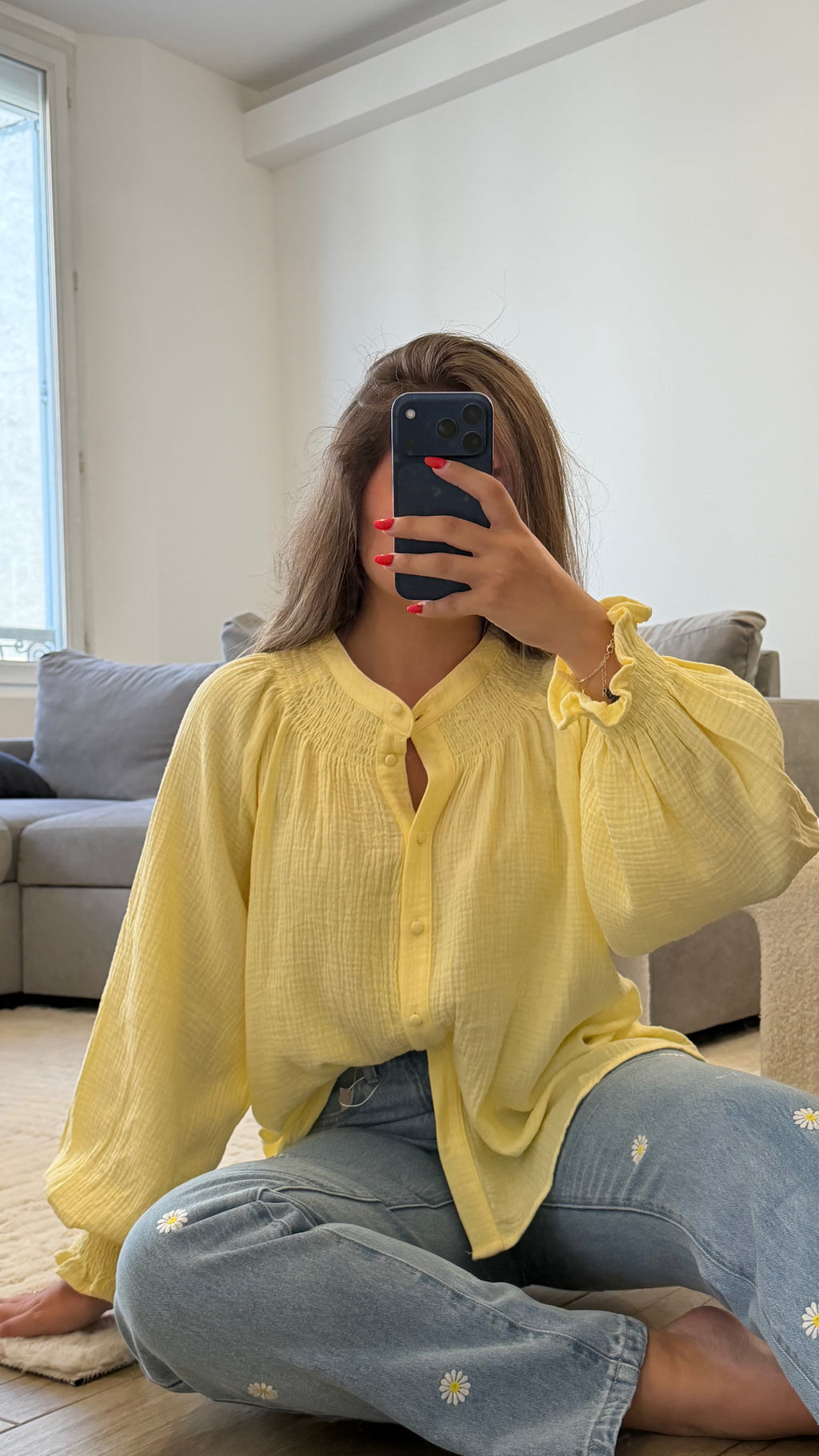Blouse jaune en gaze de coton avec manches longues et coupe fluide.