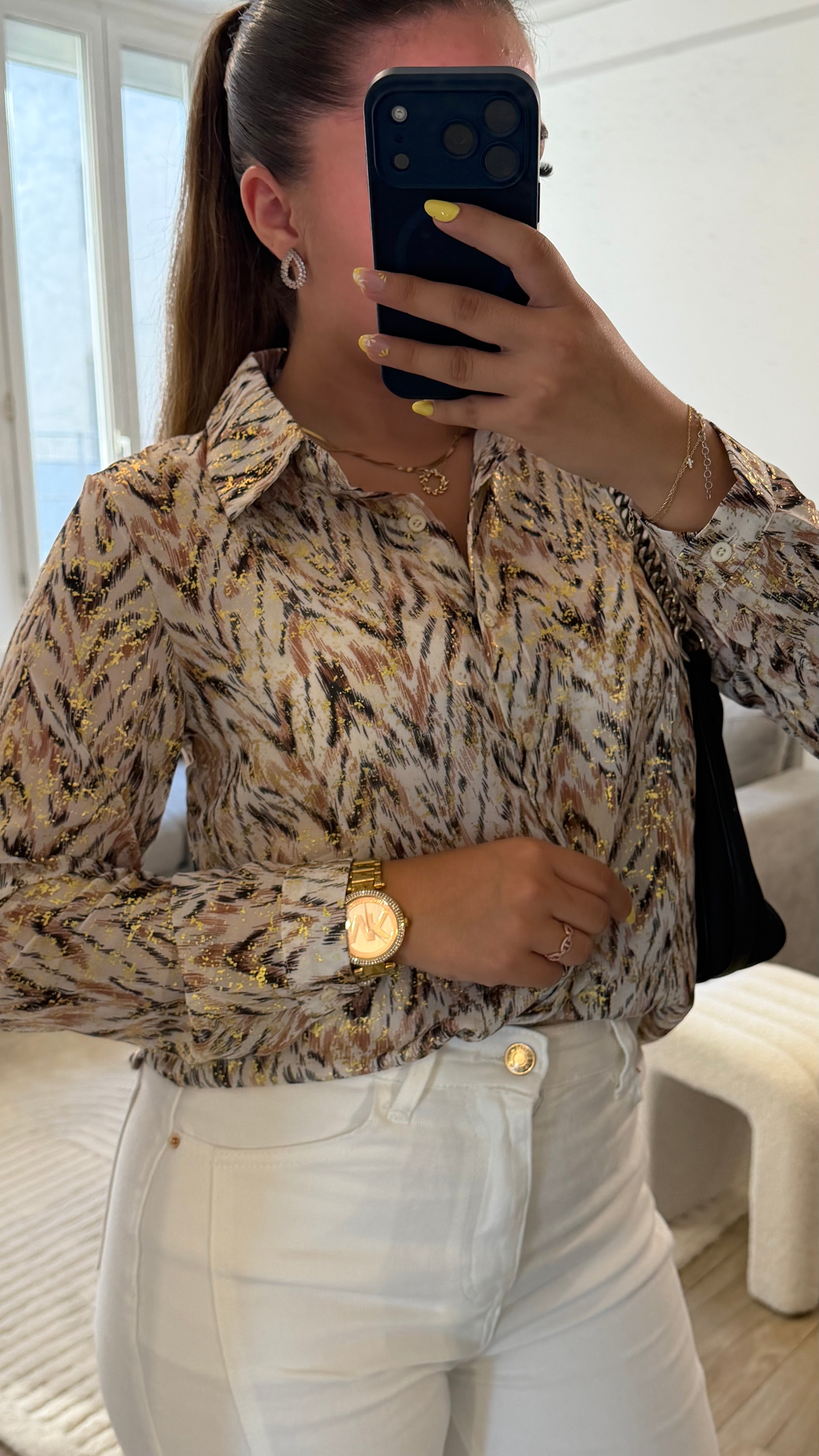 Chemise Iris à imprimé beige et marron avec fils dorés, manches longues, coupe fluide et style chic pour femme.