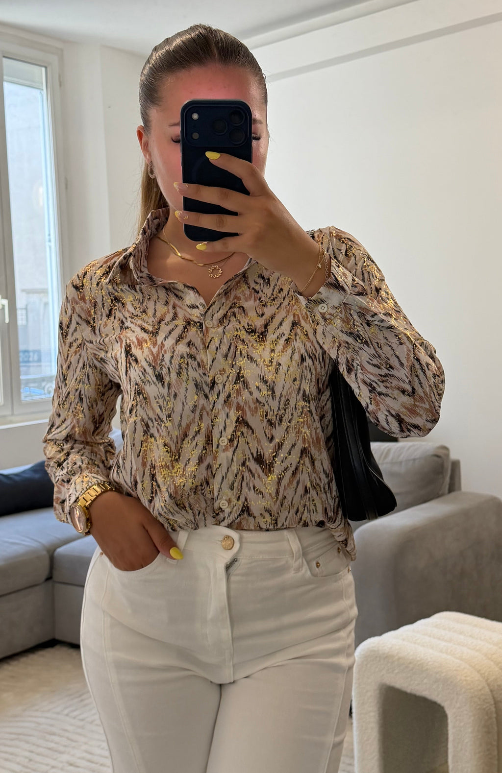 Chemise Iris à imprimé beige et marron avec fils dorés, manches longues, coupe fluide et style chic pour femme.