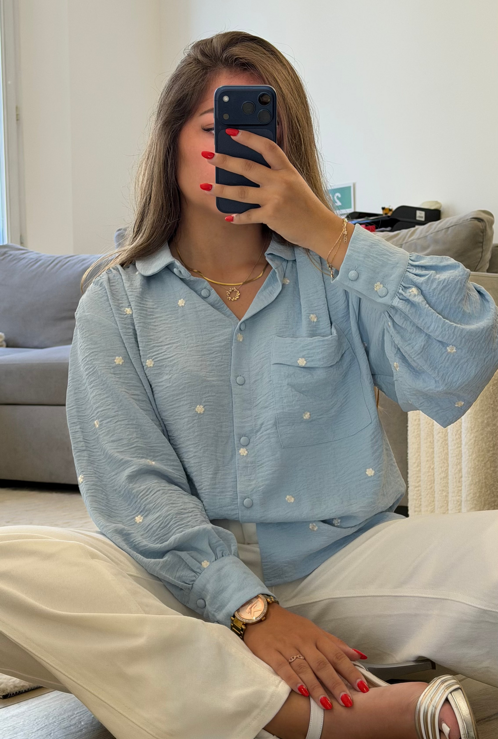 Chemise Julia bleu ciel en polyester et viscose avec fleurs brodées pour femme.