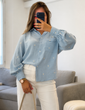 Chemise Julia bleu ciel en polyester et viscose avec fleurs brodées pour femme.