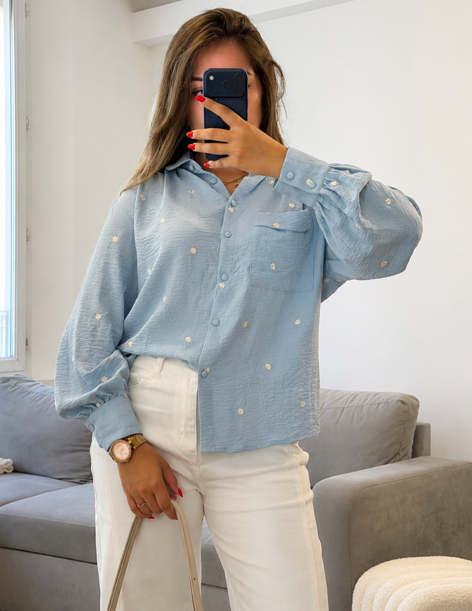 Chemise Julia bleu ciel en polyester et viscose avec fleurs brodées pour femme.