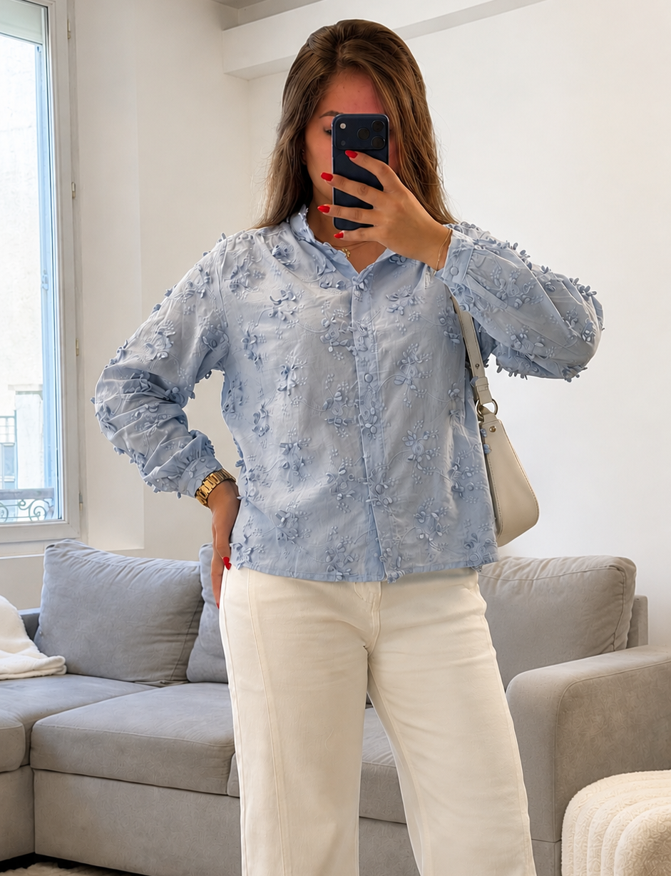 Chemise Manon bleu ciel à fleurs en relief pour femme.