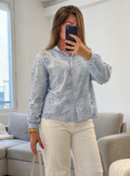 Chemise Manon bleu ciel à fleurs en relief pour femme.