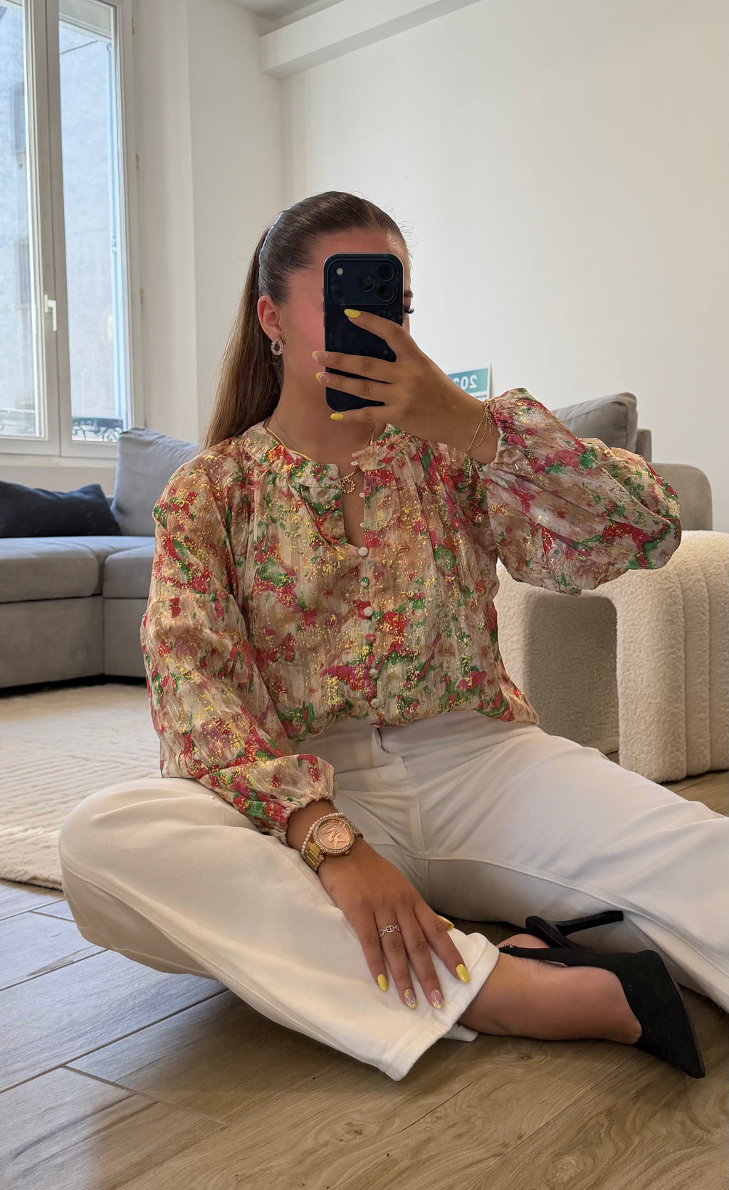 Chemise Rosalie fleurie pour femme avec imprimé rose et vert, fils dorés, manches longues bouffantes et col froncé, style bohème chic.