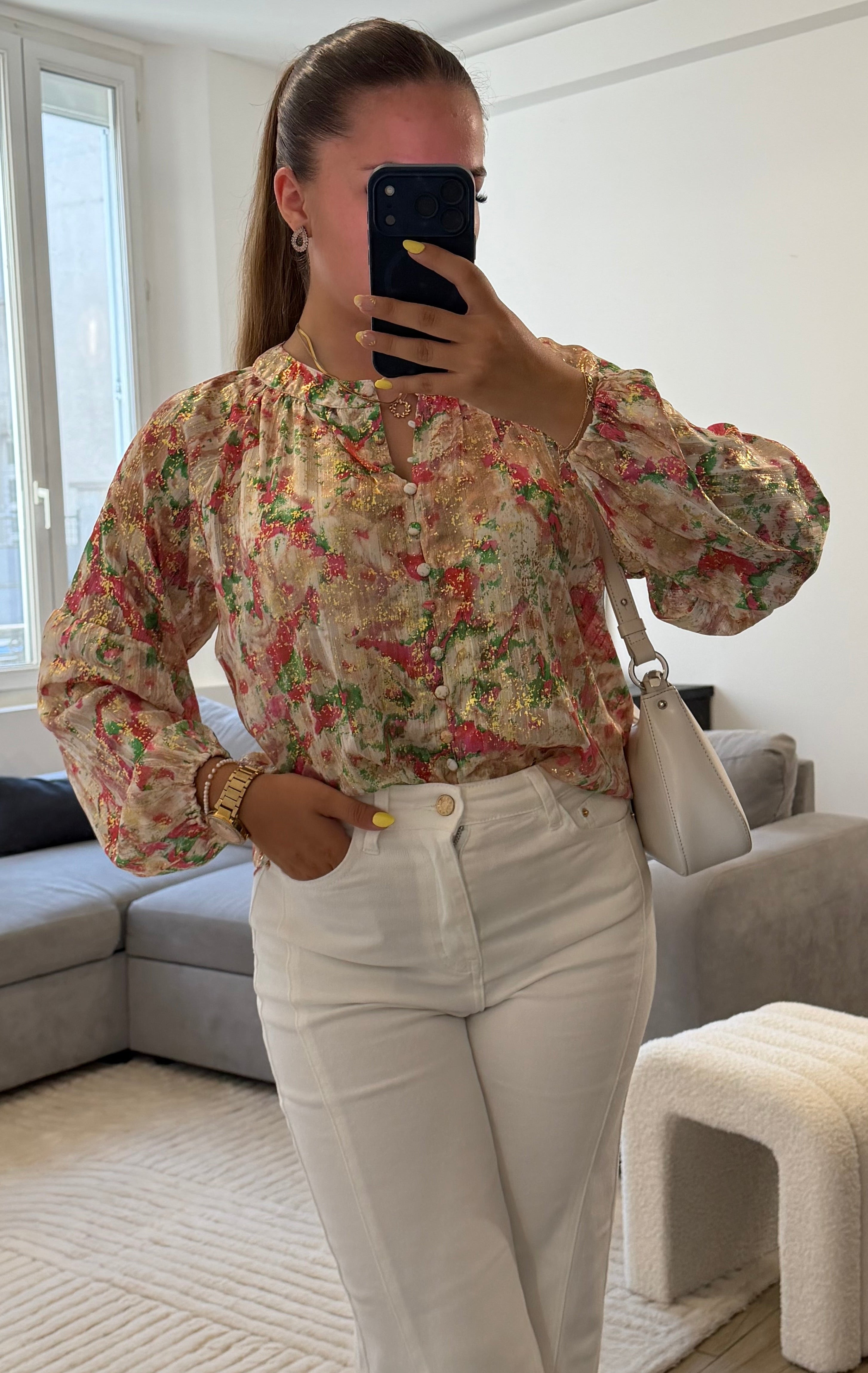 Chemise Rosalie fleurie pour femme avec imprimé rose et vert, fils dorés, manches longues bouffantes et col froncé, style bohème chic
