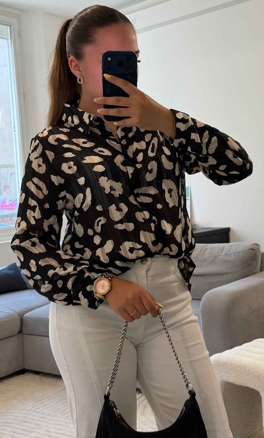 Chemise Sylvana noire pour femme avec imprimé léopard beige, manches longues et coupe fluide.