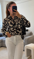 Chemise Sylvana noire à imprimé léopard beige, manches longues, coupe fluide et style chic pour femme.