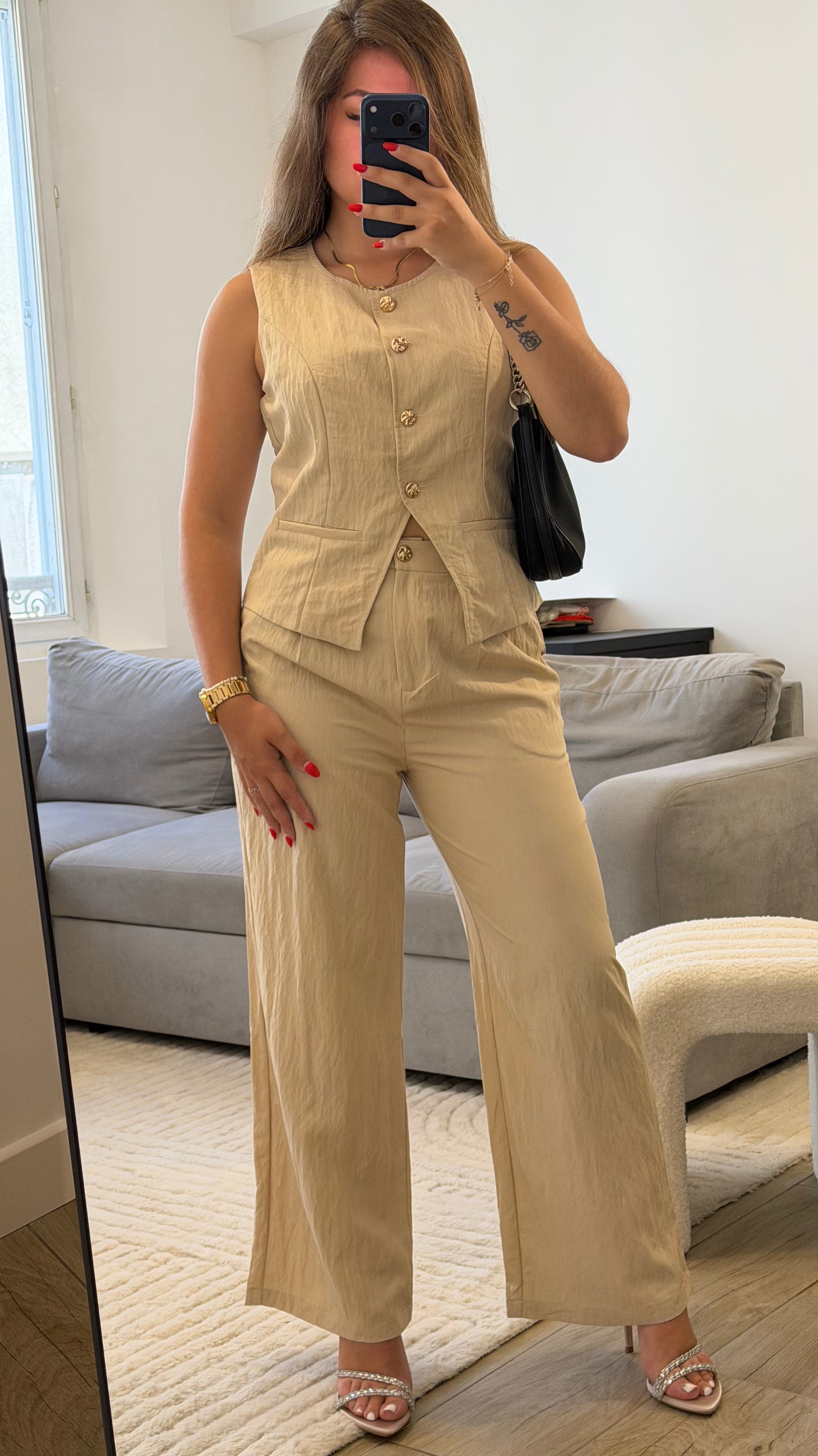 Ensemble Elise avec pantalon fluide et gilet sans manches en coton beige pour femme.