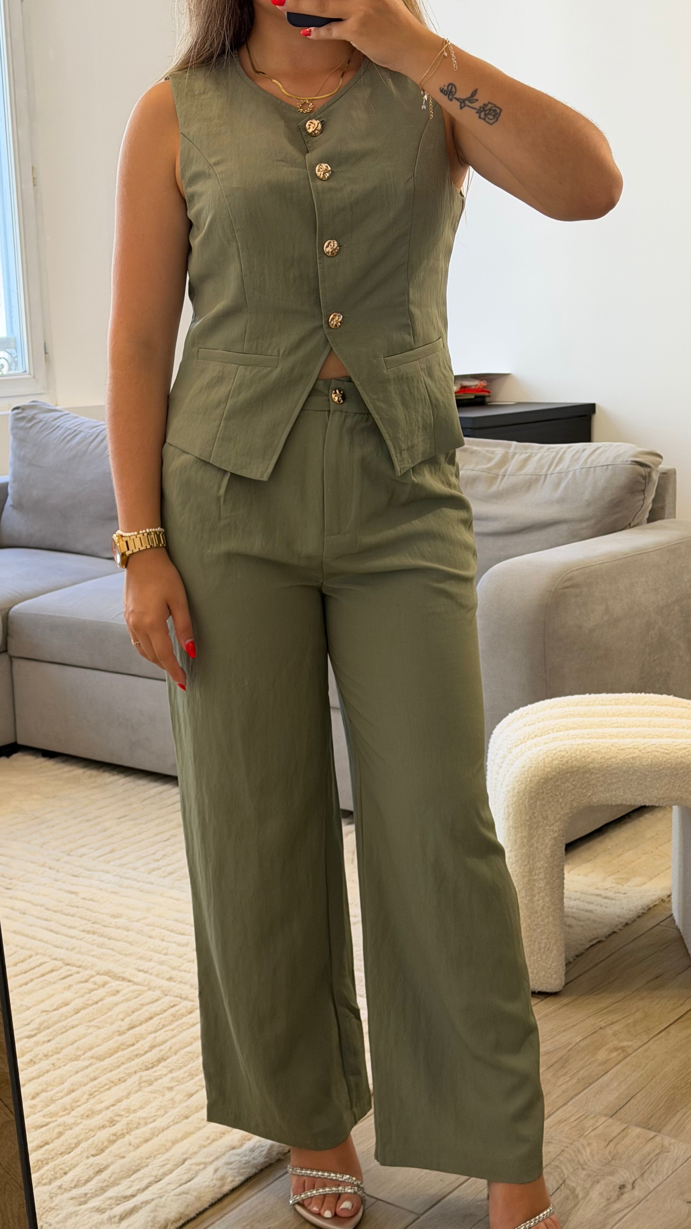 Ensemble Elise avec pantalon fluide et gilet sans manches en coton kaki pour femme.