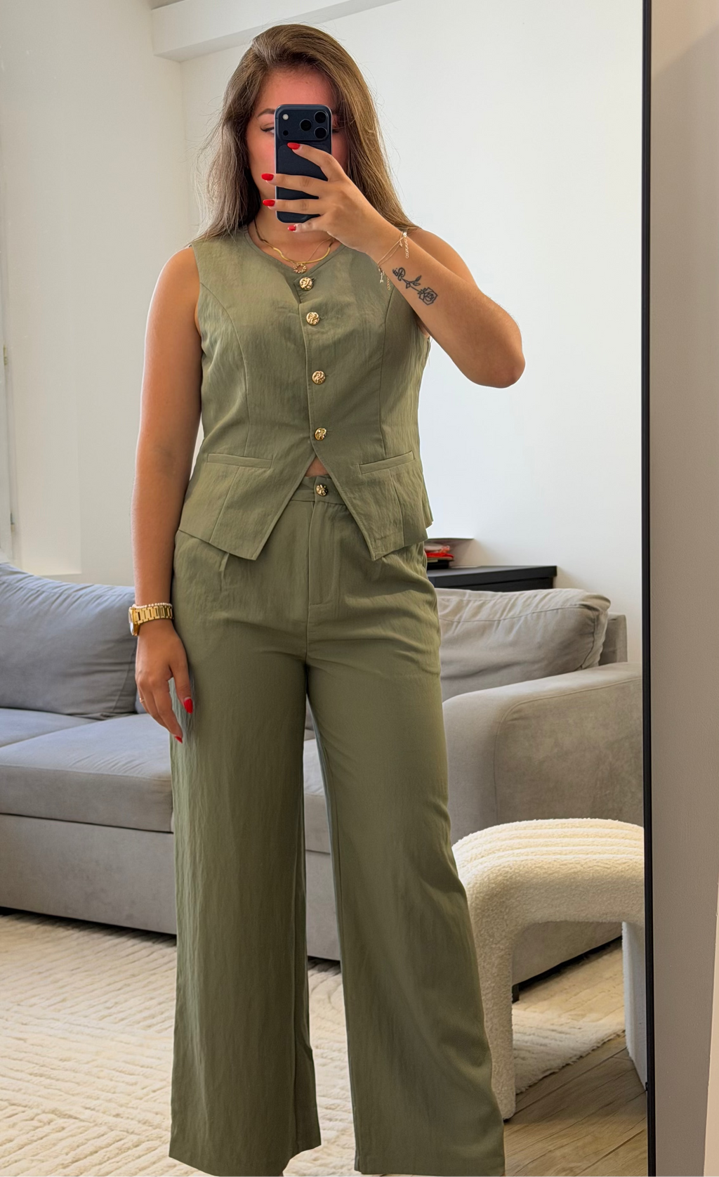 Ensemble Elise avec pantalon fluide et gilet sans manches en coton kaki pour femme.