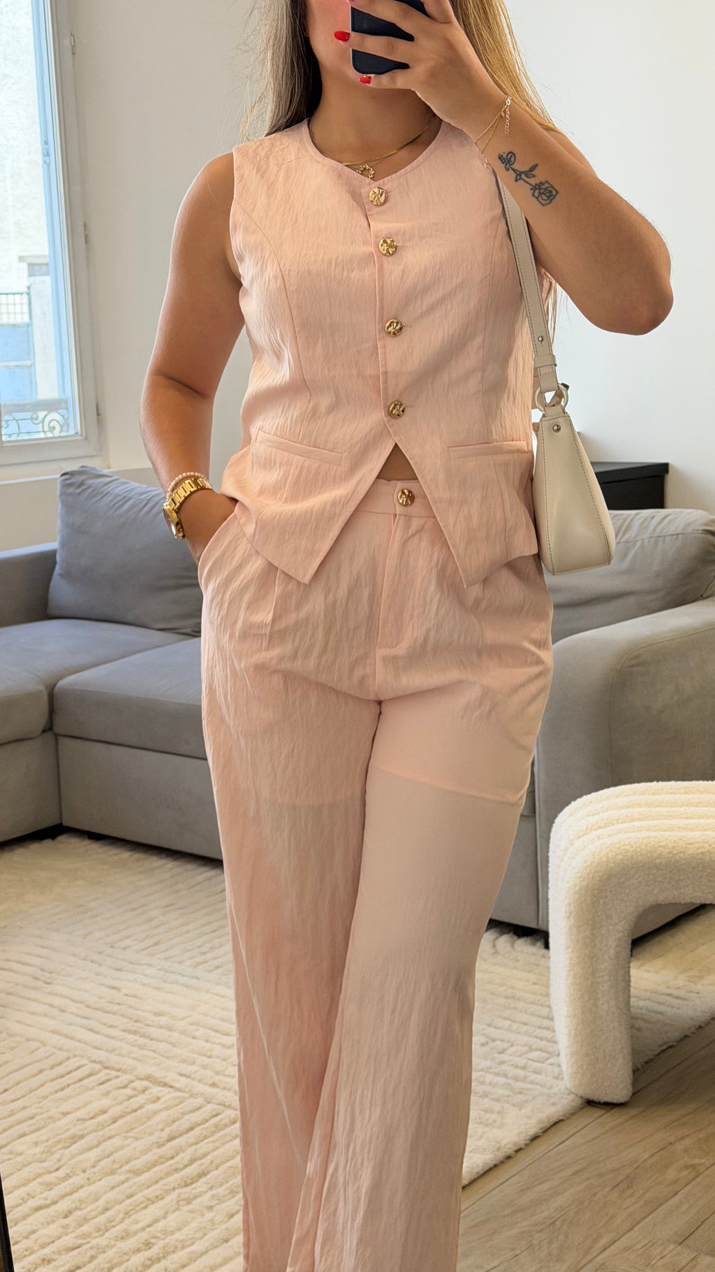 Ensemble Elise avec pantalon fluide et gilet sans manches en coton rose pour femme.