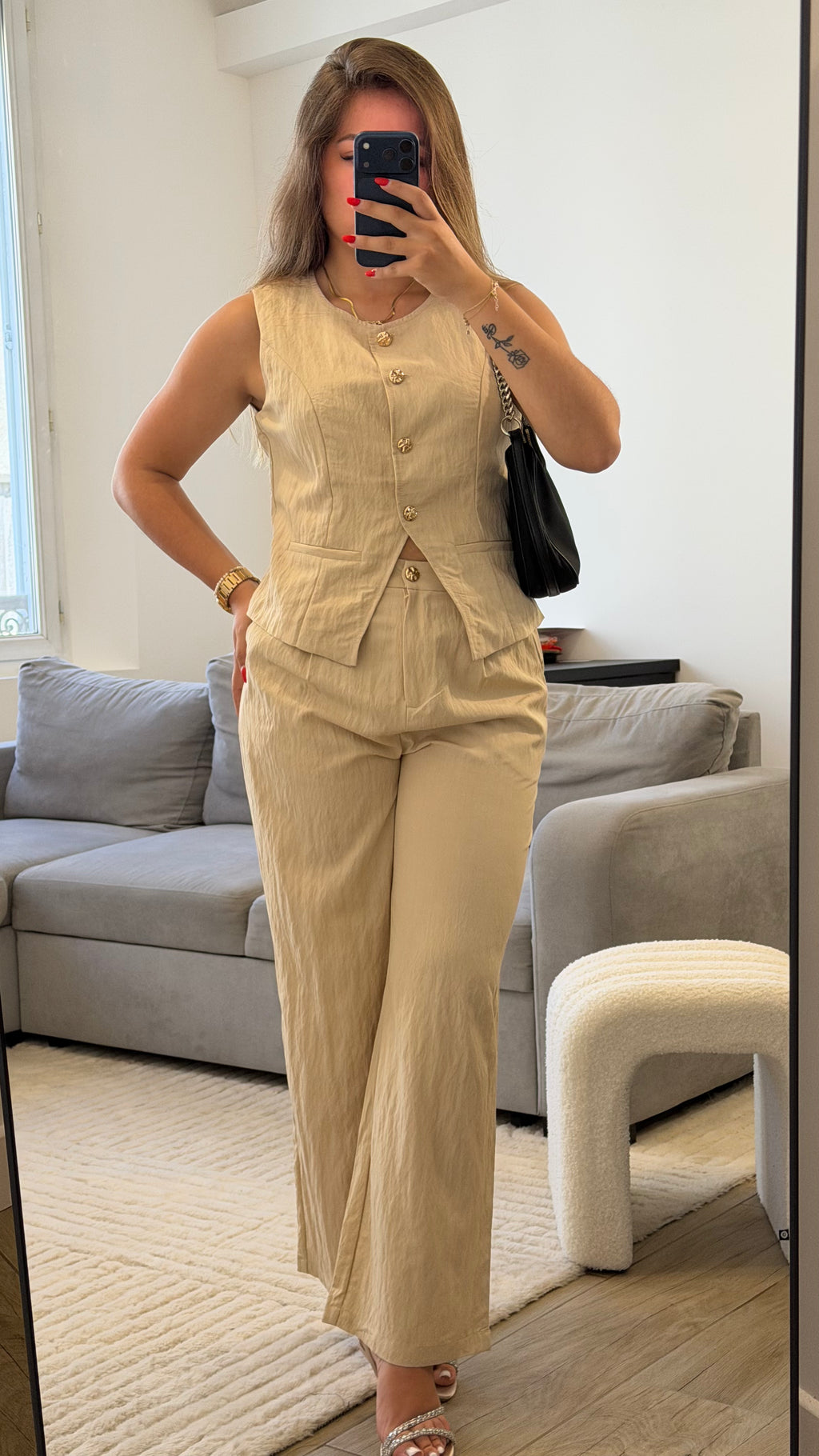 Ensemble Elise avec pantalon fluide et gilet sans manches en coton beige pour femme.
