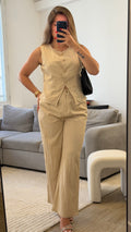 Ensemble Elise avec pantalon fluide et gilet sans manches en coton beige pour femme.