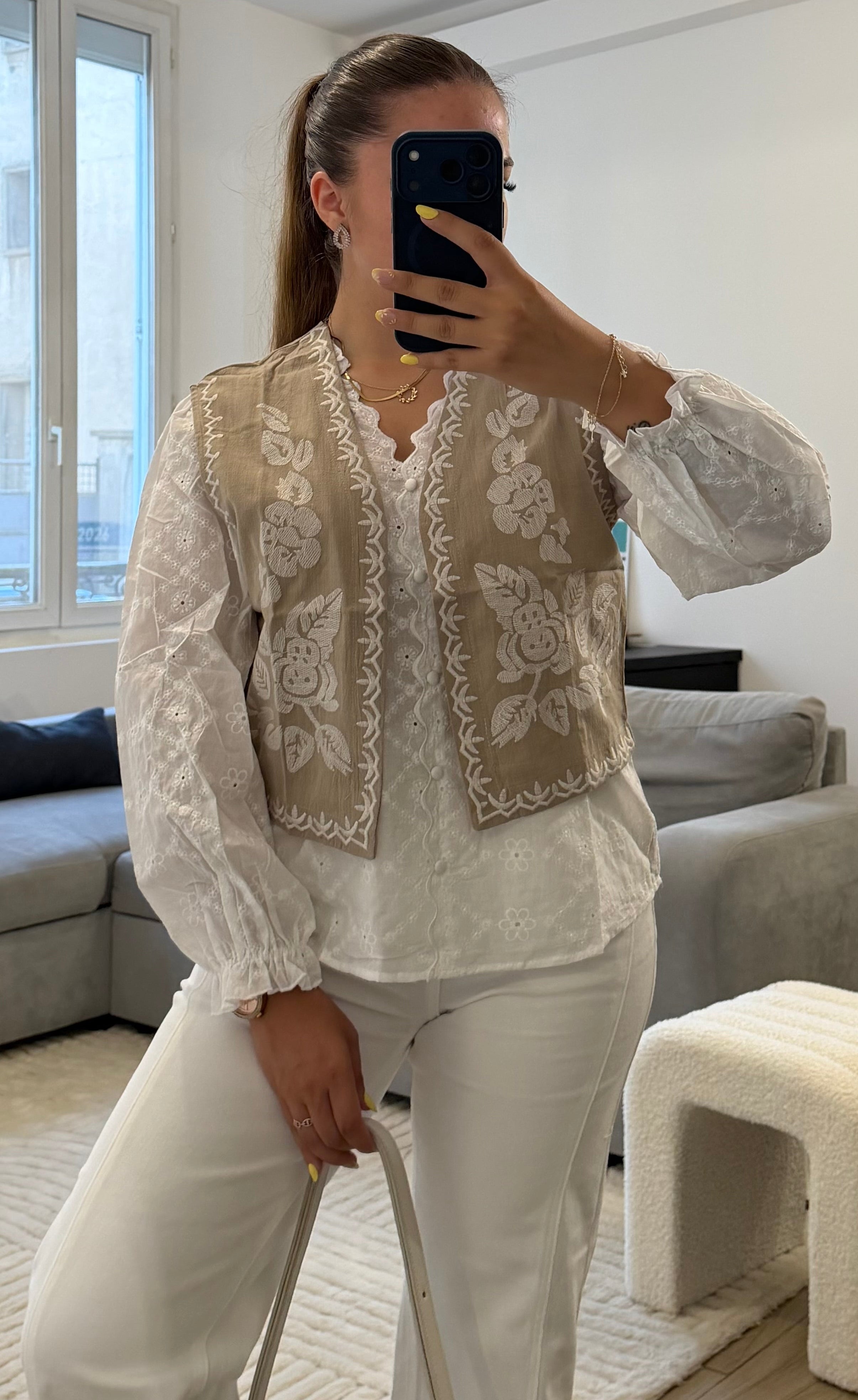 Texte alternatif :
Gilet Ana beige pour femme avec broderies florales blanches, sans manches, coupe courte et finition festonnée.