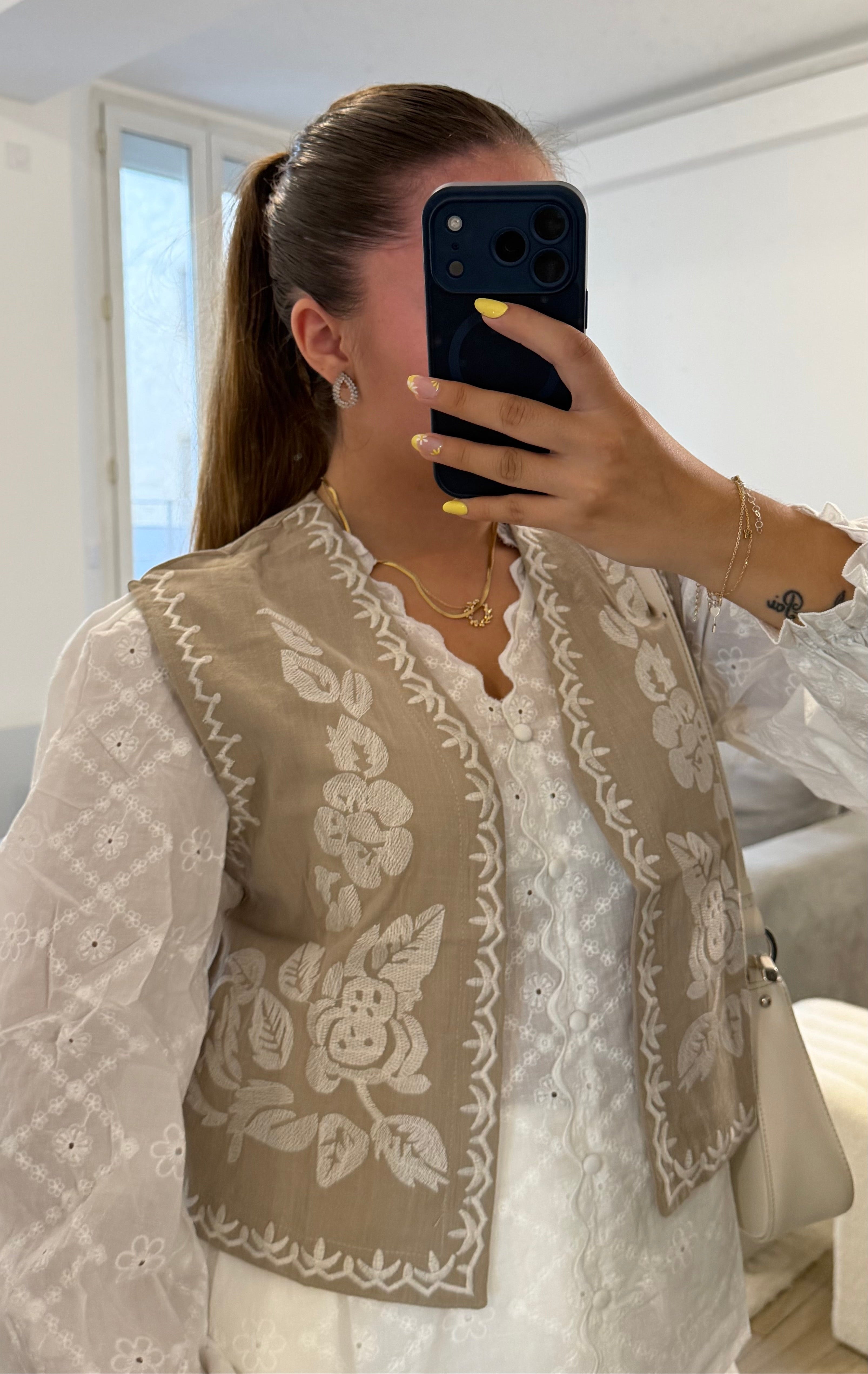 Gilet Ana beige pour femme avec broderies florales blanches, sans manches, coupe courte et finition festonnée