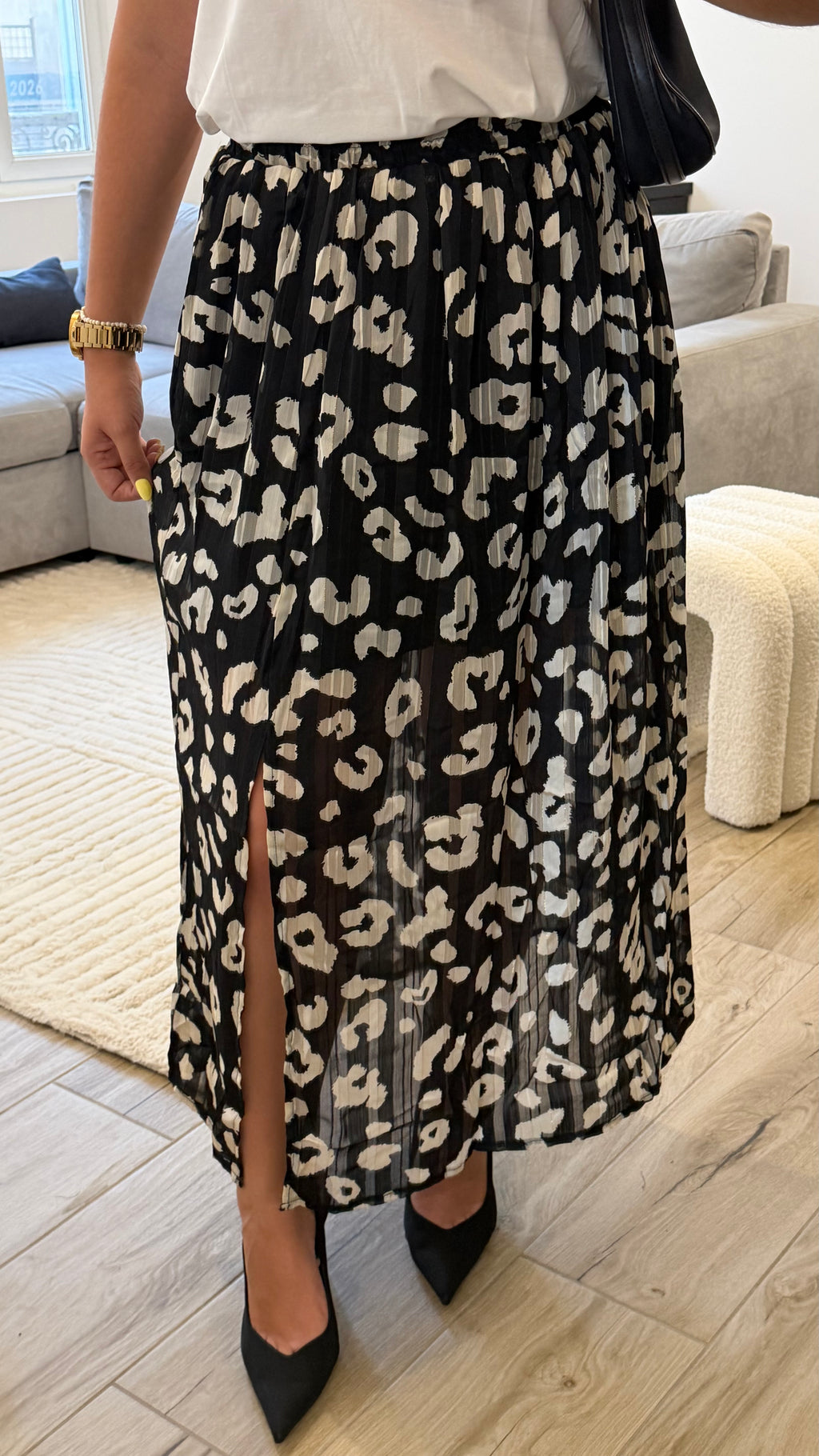 Jupe Sylvana noire pour femme avec imprimé léopard beige, coupe fluide, taille élastiquée et fente sur le devant.