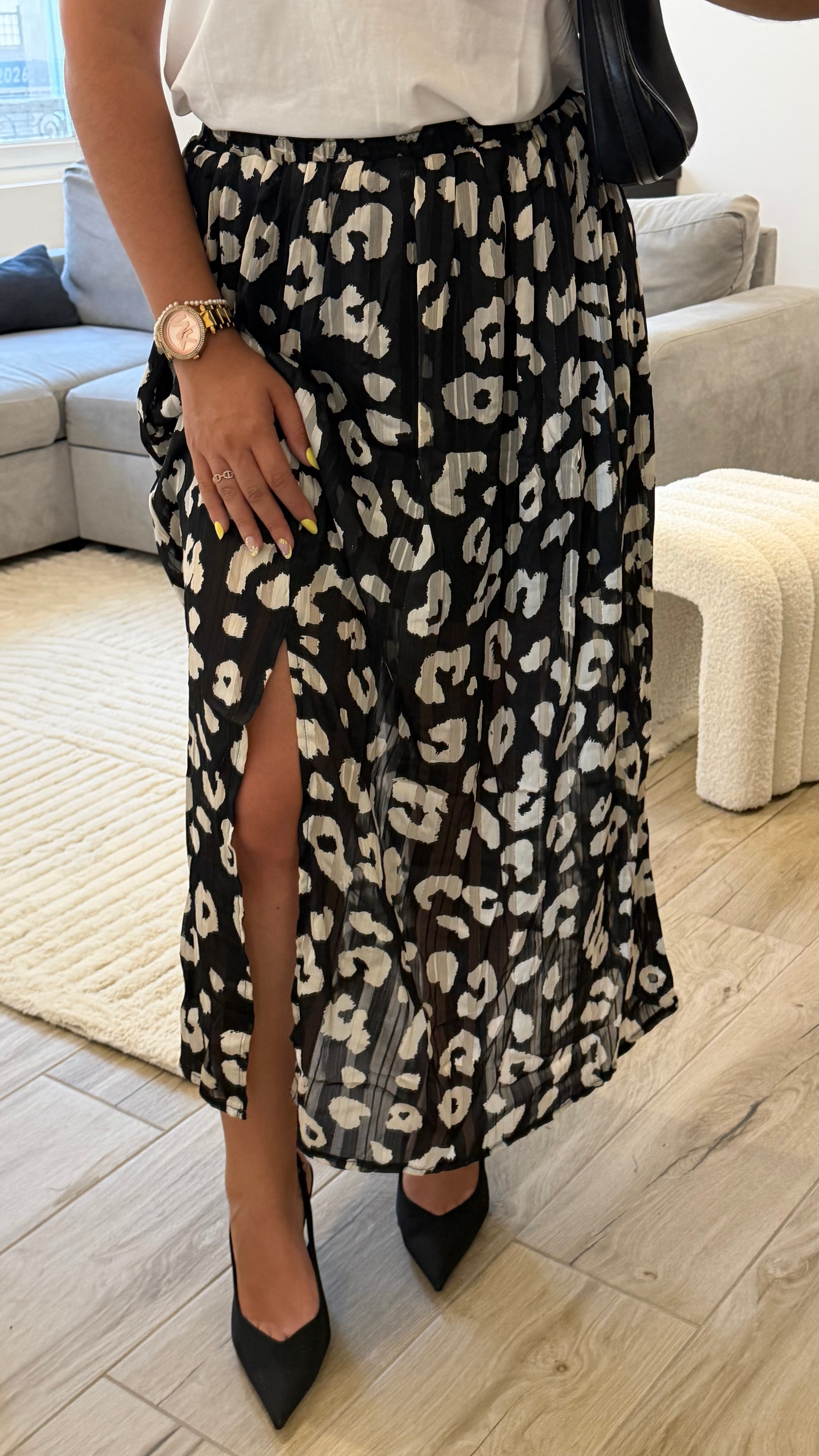 Jupe Sylvana noire à imprimé léopard beige, coupe midi fluide, taille élastiquée et fente avant, style chic pour femme.