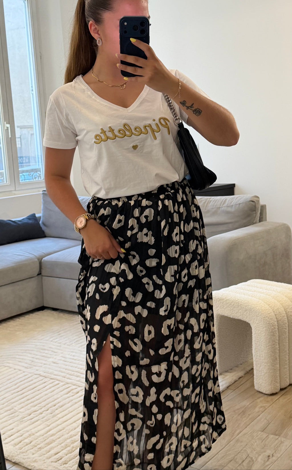 Jupe Sylvana noire à imprimé léopard beige, coupe midi fluide, taille élastiquée et fente avant, style chic pour femme