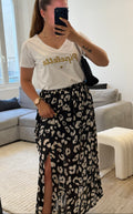 Jupe Sylvana noire à imprimé léopard beige, coupe midi fluide, taille élastiquée et fente avant, style chic pour femme