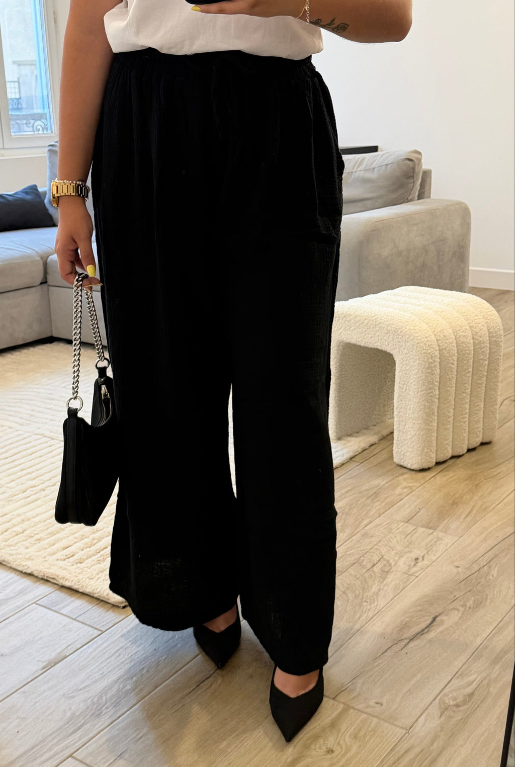 Pantalon femme en gaze de coton noir avec taille élastique, coupe droite et confortable.