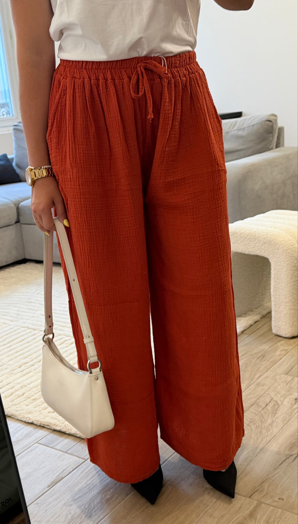 Pantalon femme en gaze de coton terracotta avec taille élastique, coupe droite et confortable.