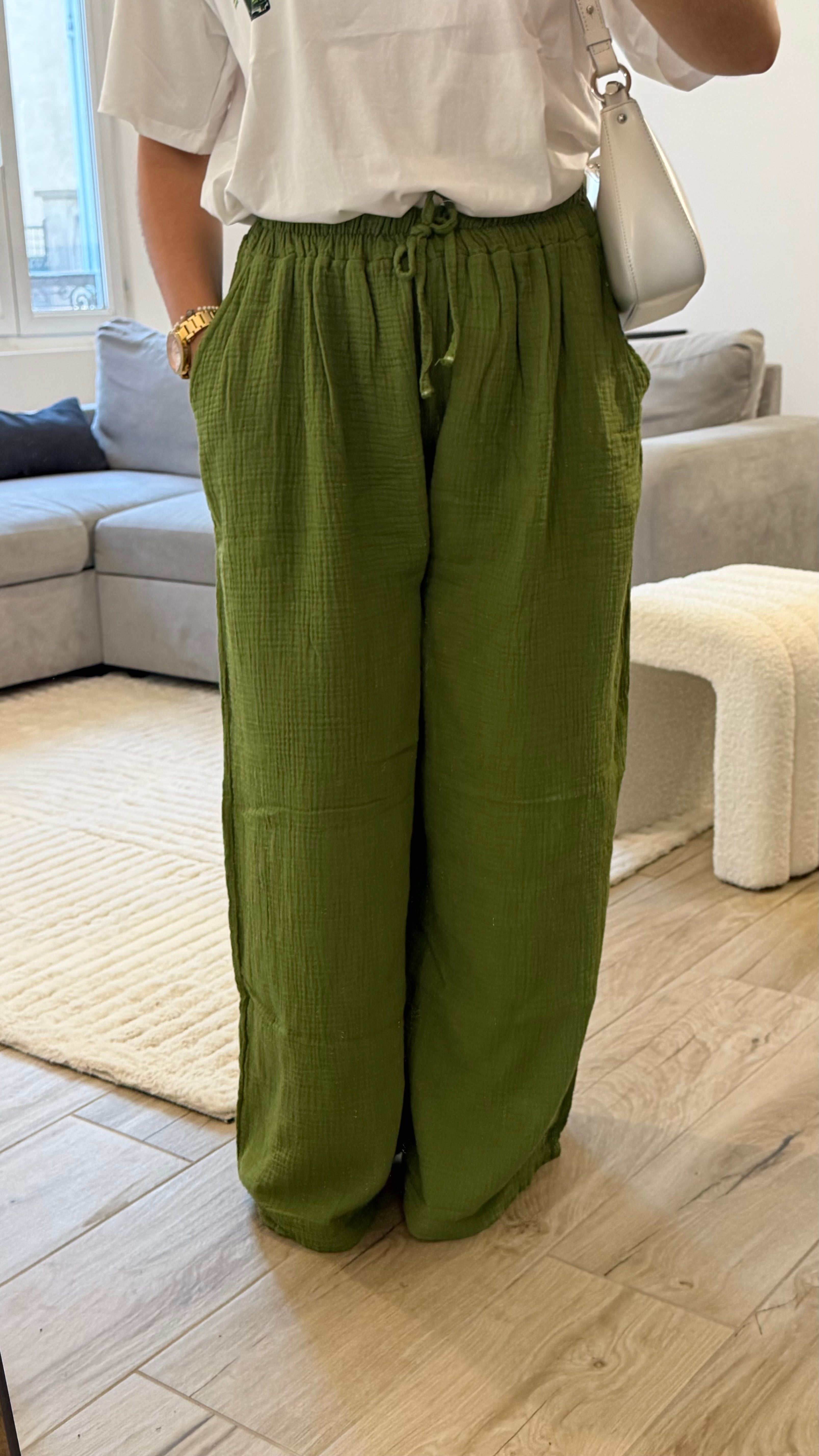 Pantalon femme en gaze de coton vert olive avec taille élastique, coupe droite et confortable.