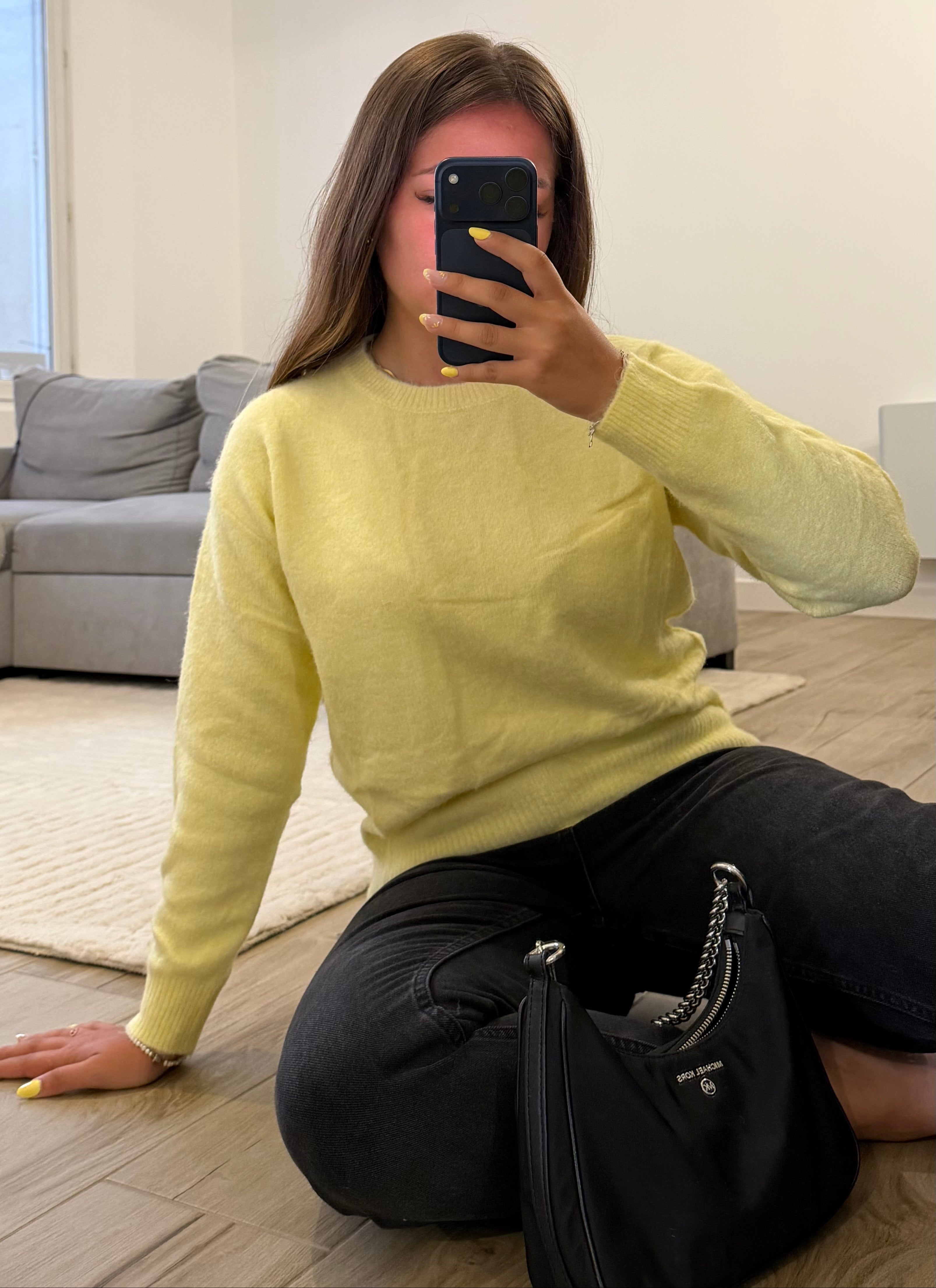 Pull Célia femme jaune à col rond et manches longues.