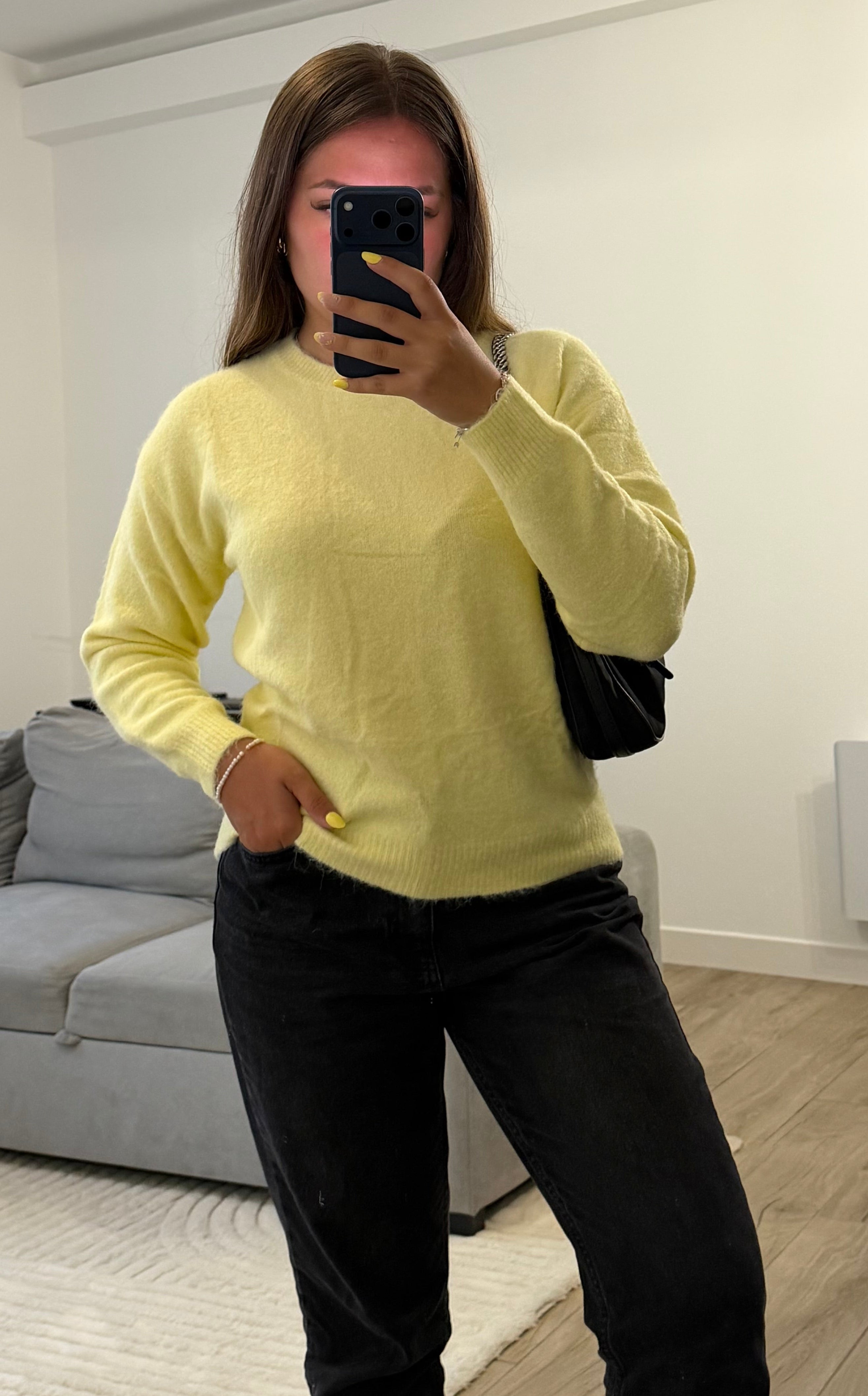 Pull Célia femme jaune à col rond et manches longues.