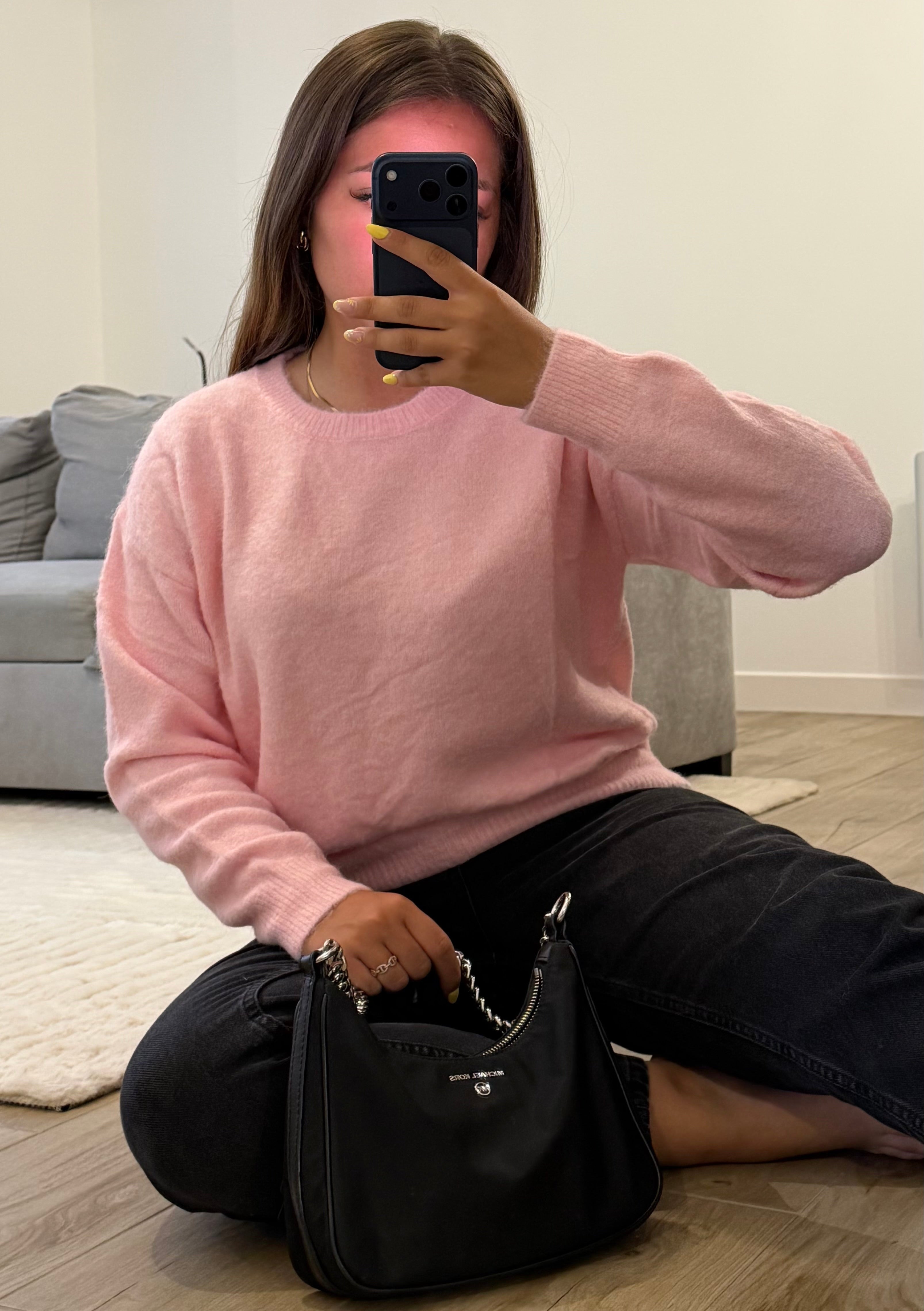 Pull Célia femme rose à col rond et manches longues.