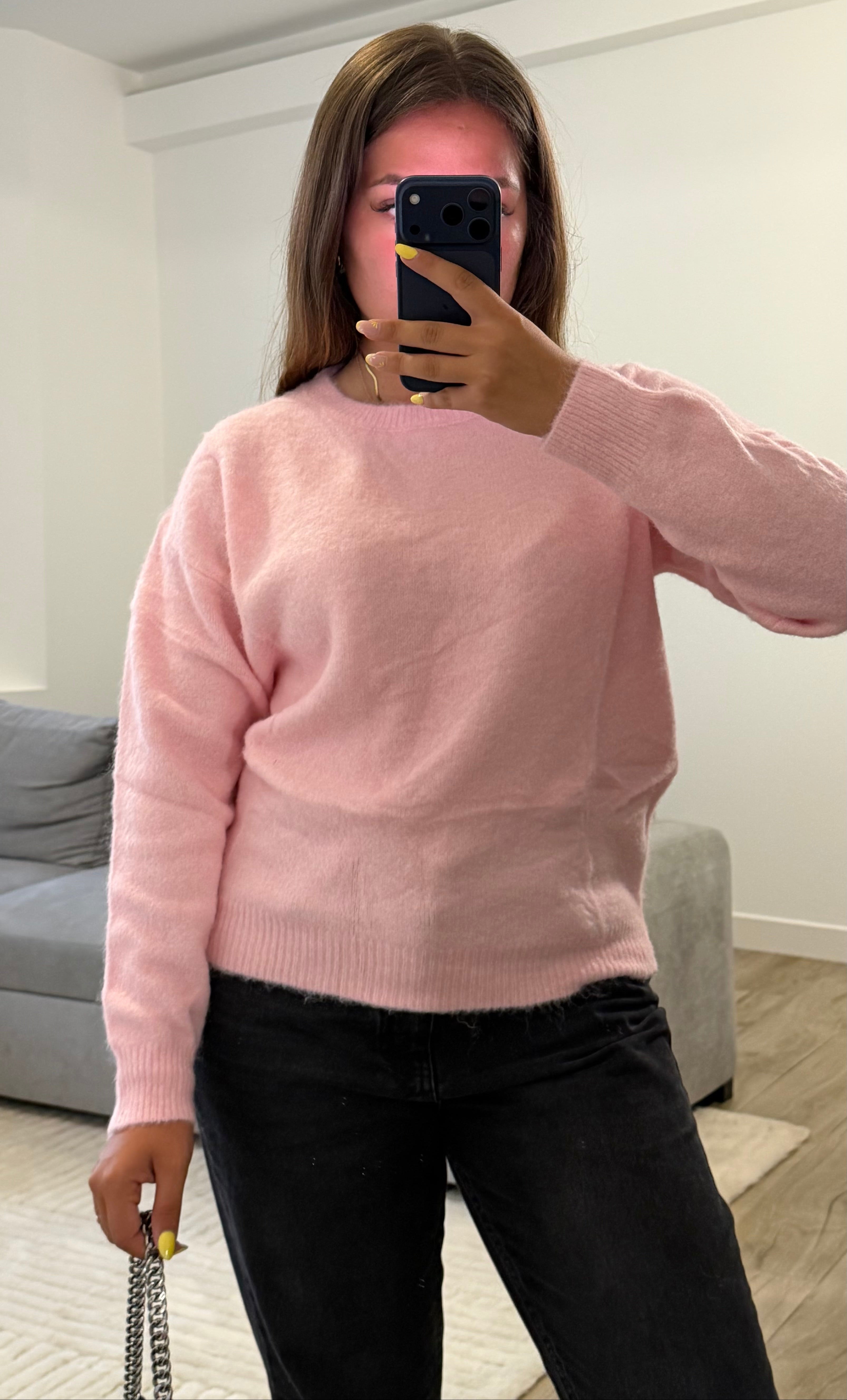 Pull Célia femme rose à col rond et manches longues.