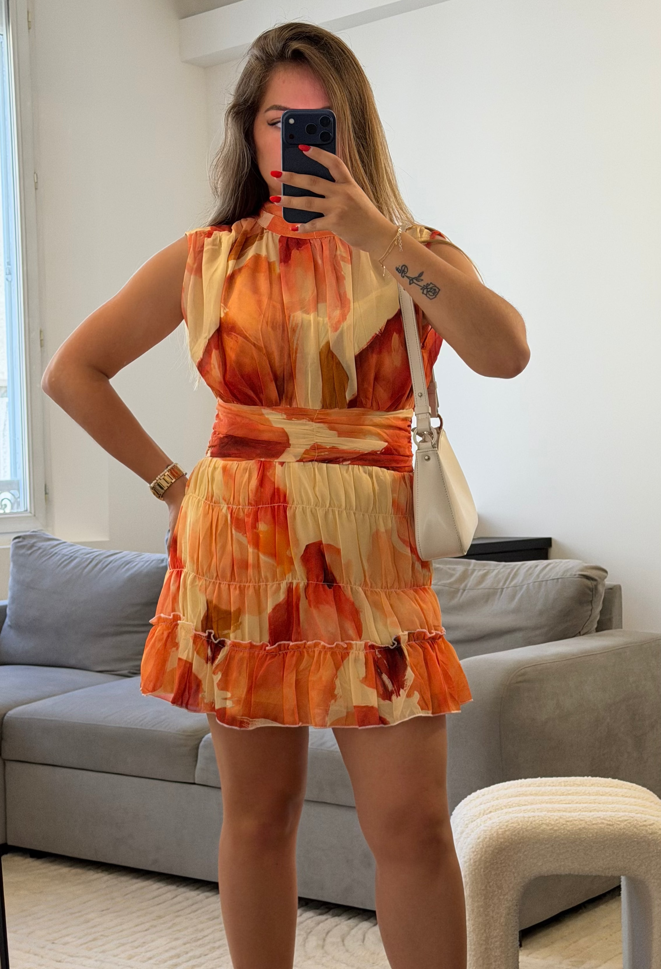 Robe Ambre courte imprimée orange et terracotta pour femme.